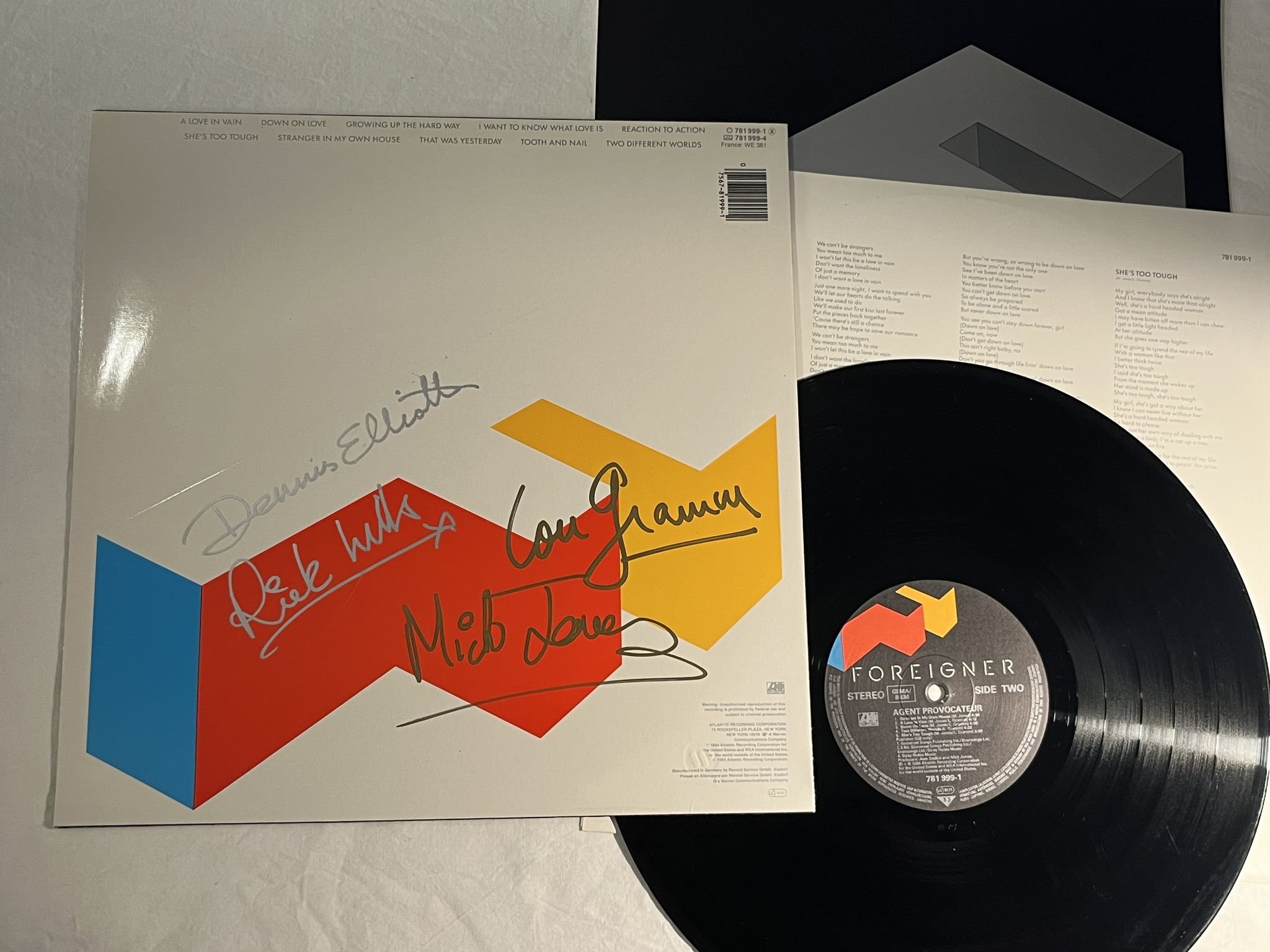 Omslagsbild för skivan FOREIGNER Agent Provocateur LP -84 ATLANTIC 781 999-1 *** SIGNED COVER ***