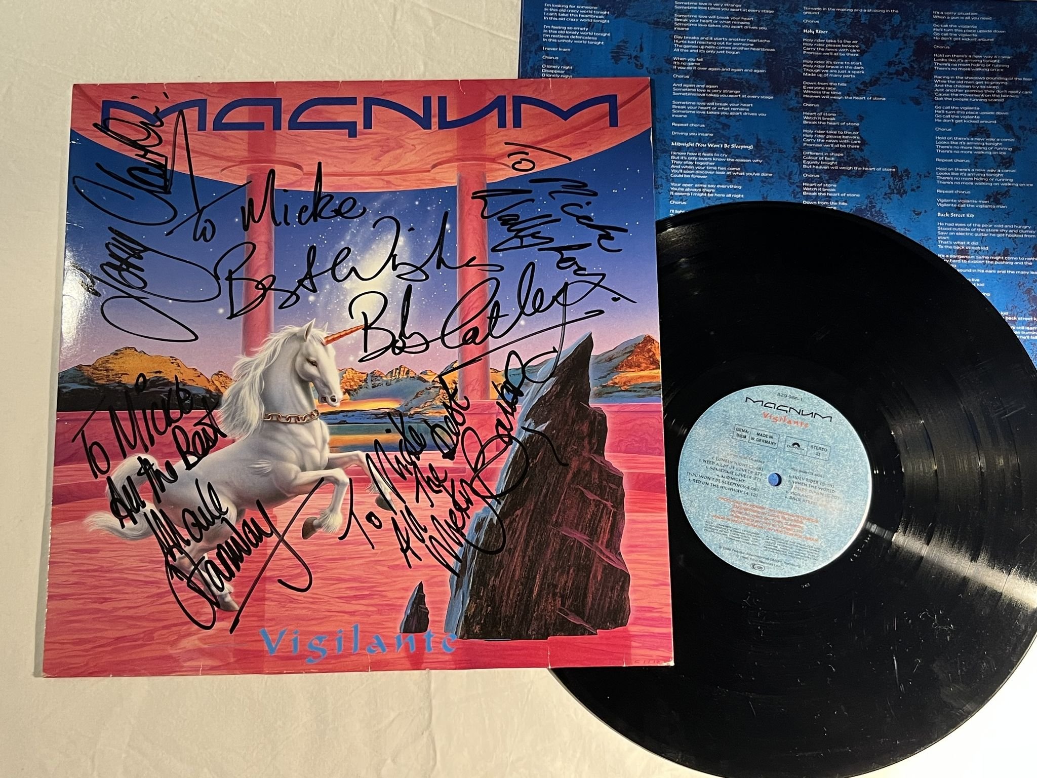 Omslagsbild för skivan MAGNUM vigilante LP -86 POLYDOR 829 986-1 *** SIGNED COVER ***
