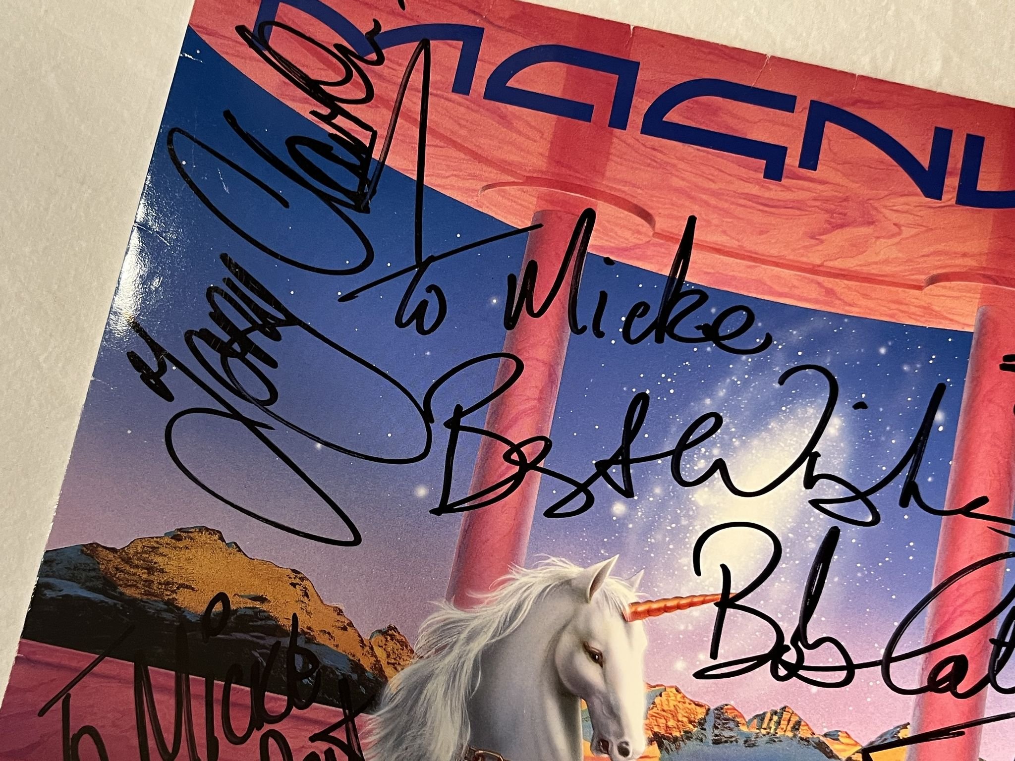 Omslagsbild för skivan MAGNUM vigilante LP -86 POLYDOR 829 986-1 *** SIGNED COVER ***