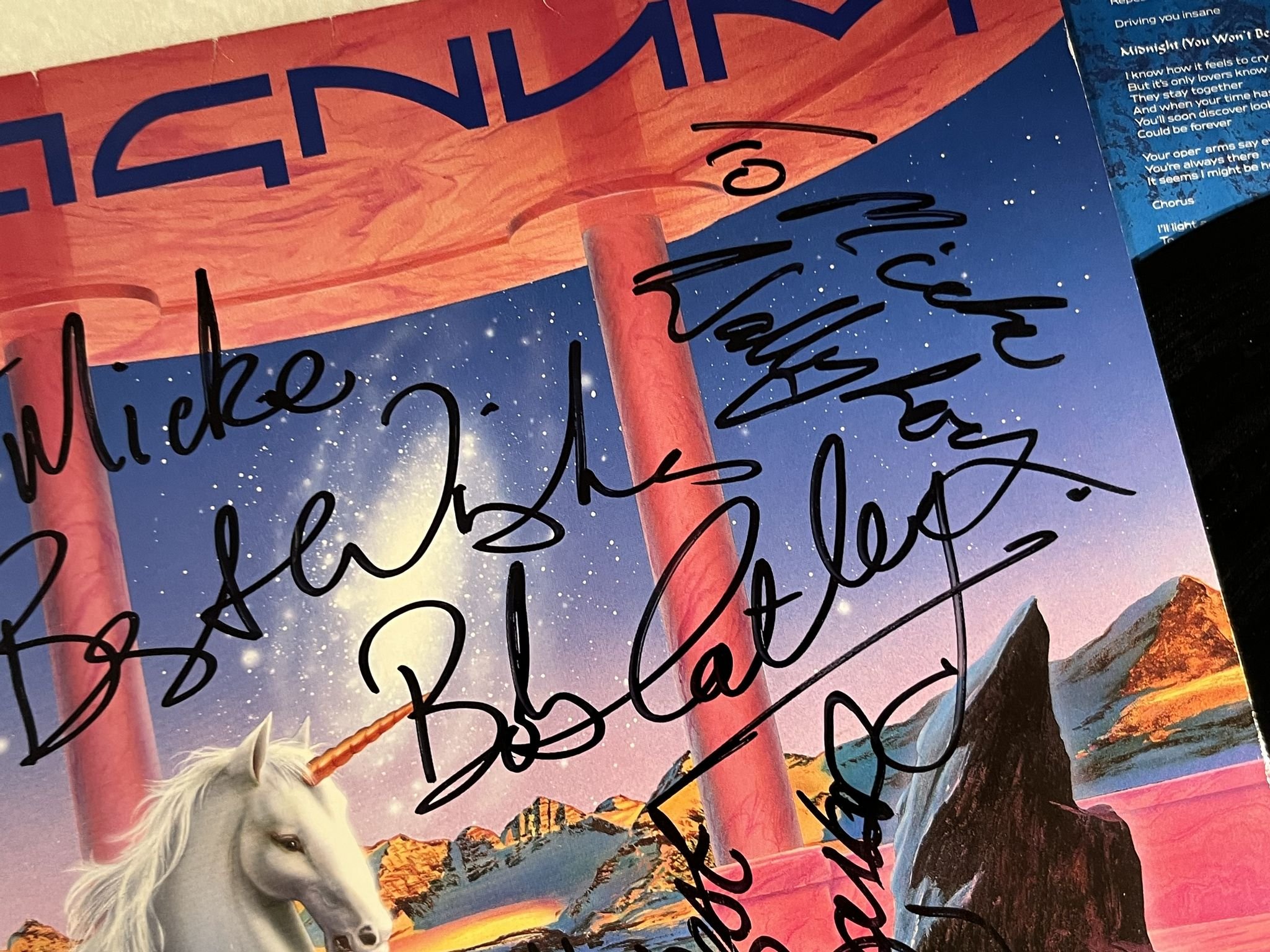 Omslagsbild för skivan MAGNUM vigilante LP -86 POLYDOR 829 986-1 *** SIGNED COVER ***