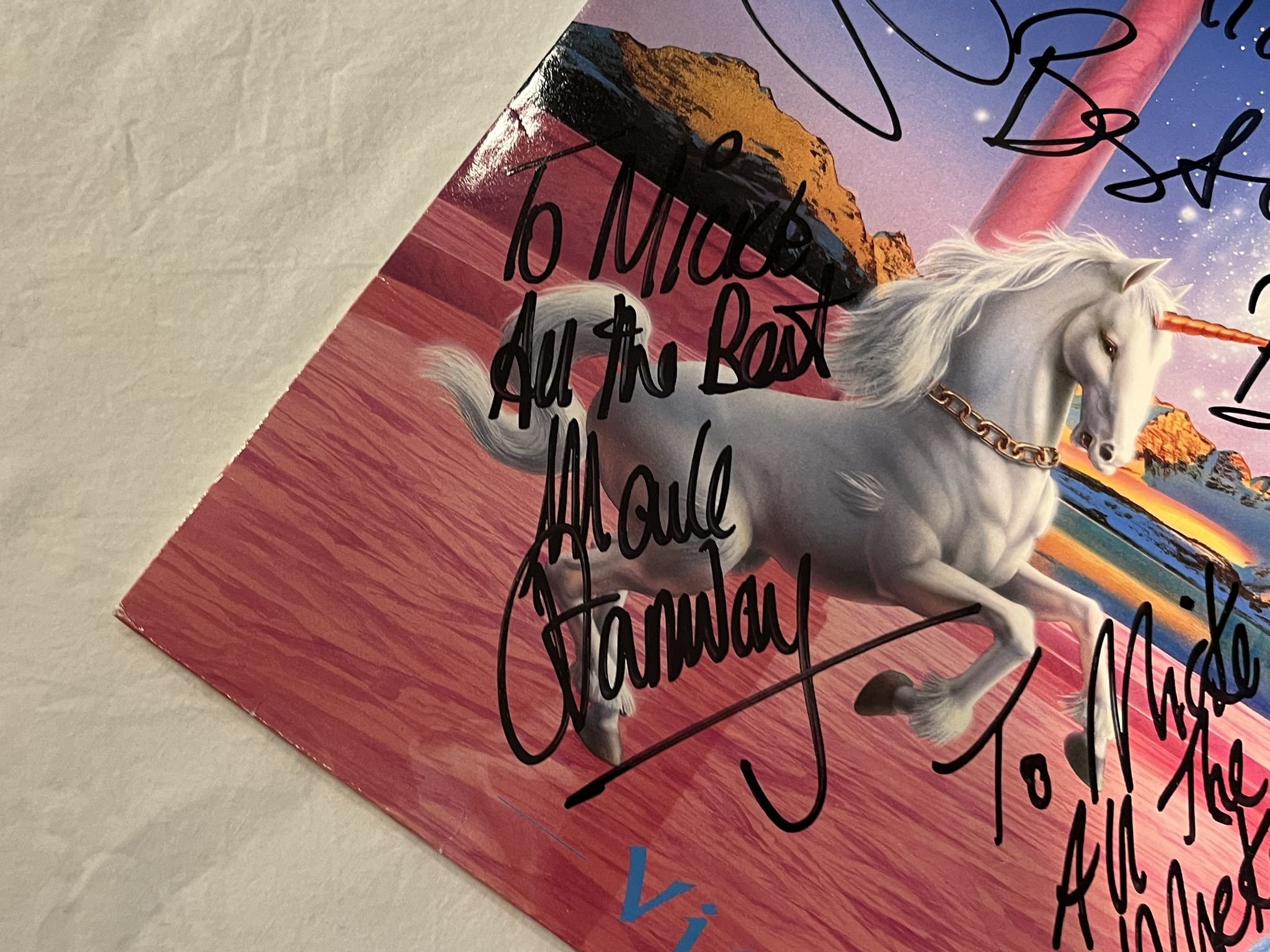 Omslagsbild för skivan MAGNUM vigilante LP -86 POLYDOR 829 986-1 *** SIGNED COVER ***