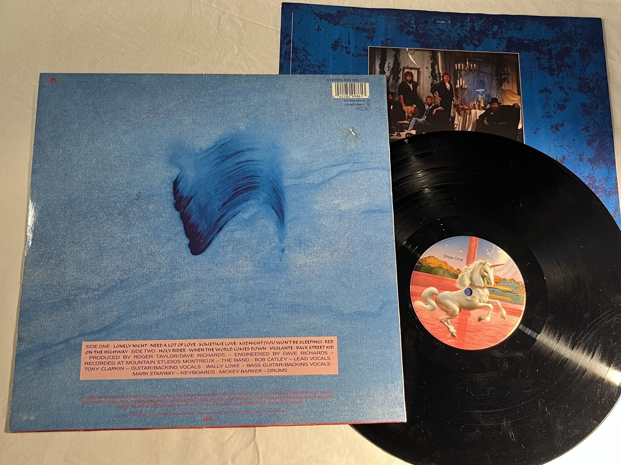 Omslagsbild för skivan MAGNUM vigilante LP -86 POLYDOR 829 986-1 *** SIGNED COVER ***