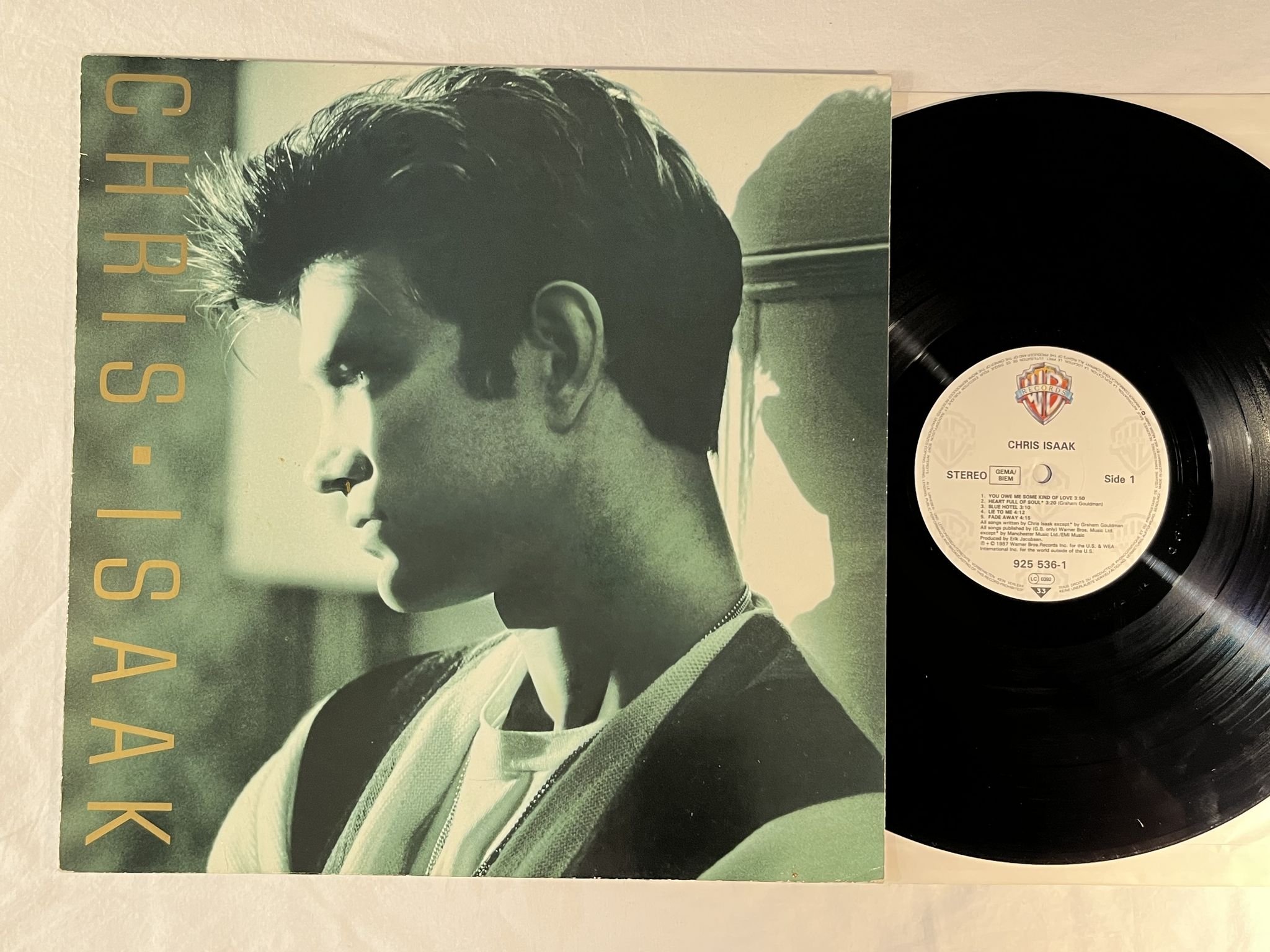 Omslagsbild för skivan CHRIS ISAAK s/t LP -87 WARNER 925536-1 *** Signed by Isaak ***