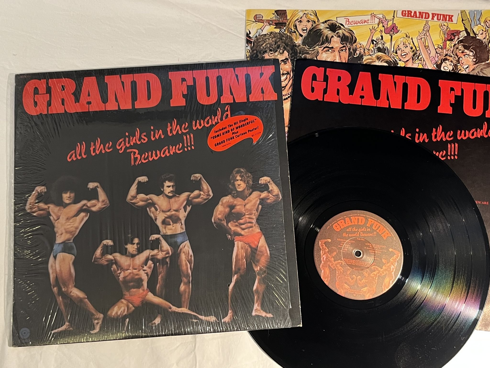 Omslagsbild för skivan GRAND FUNK all the girls in the world, beware!!! LP -74 US CAPITOL SO-11356