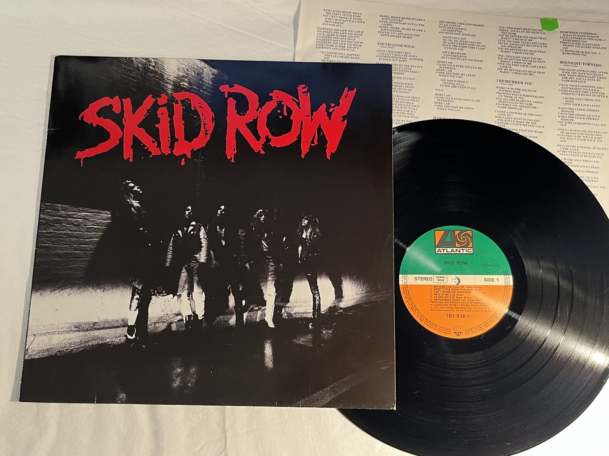 Omslagsbild för skivan SKID ROW s/t LP -89 eu ATLANTIC 781 936-1