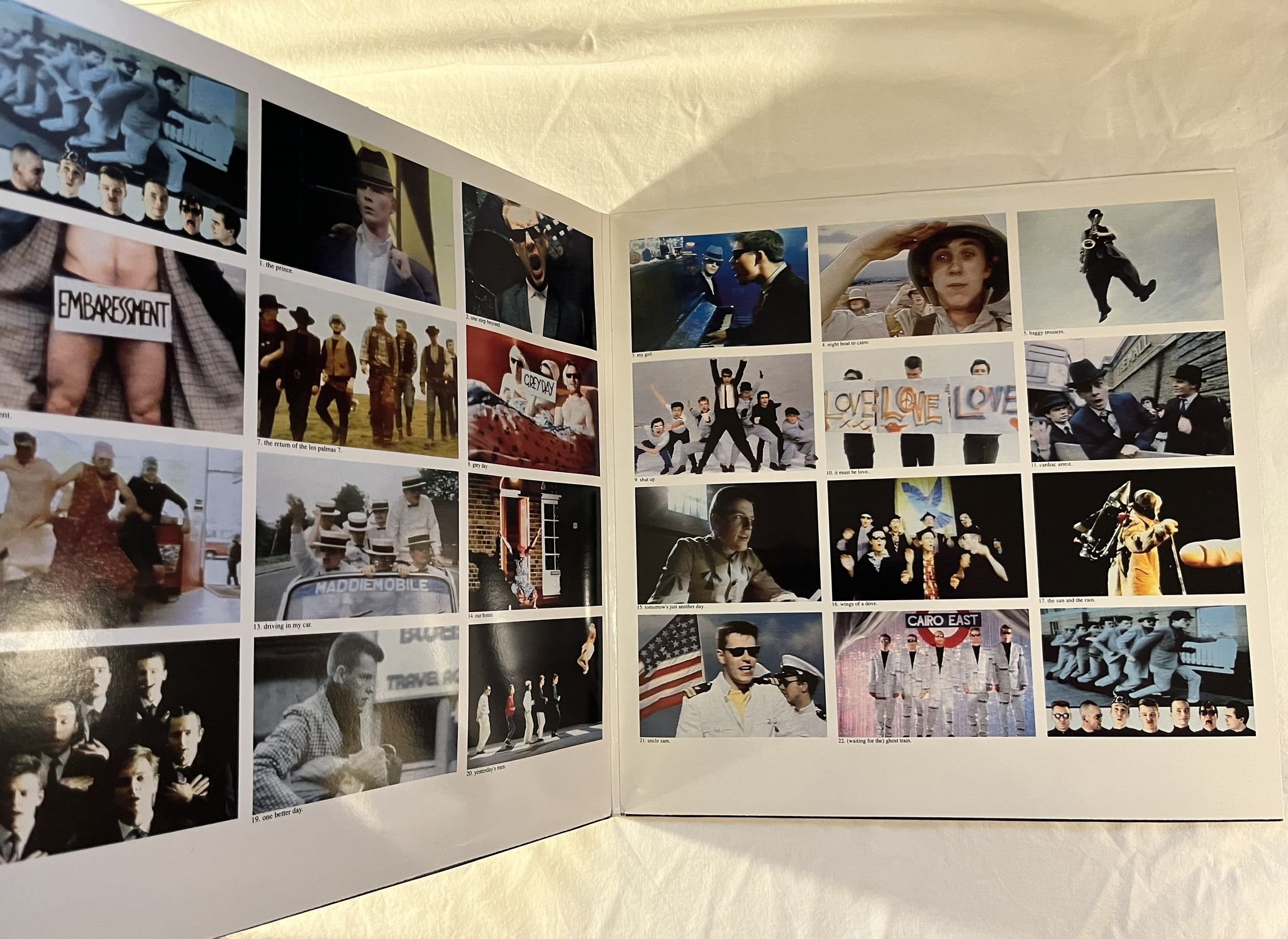 Omslagsbild för skivan MADNESS divine madness 2xLP -92 UK VIRGIN V2692 ** PINK LABELS **