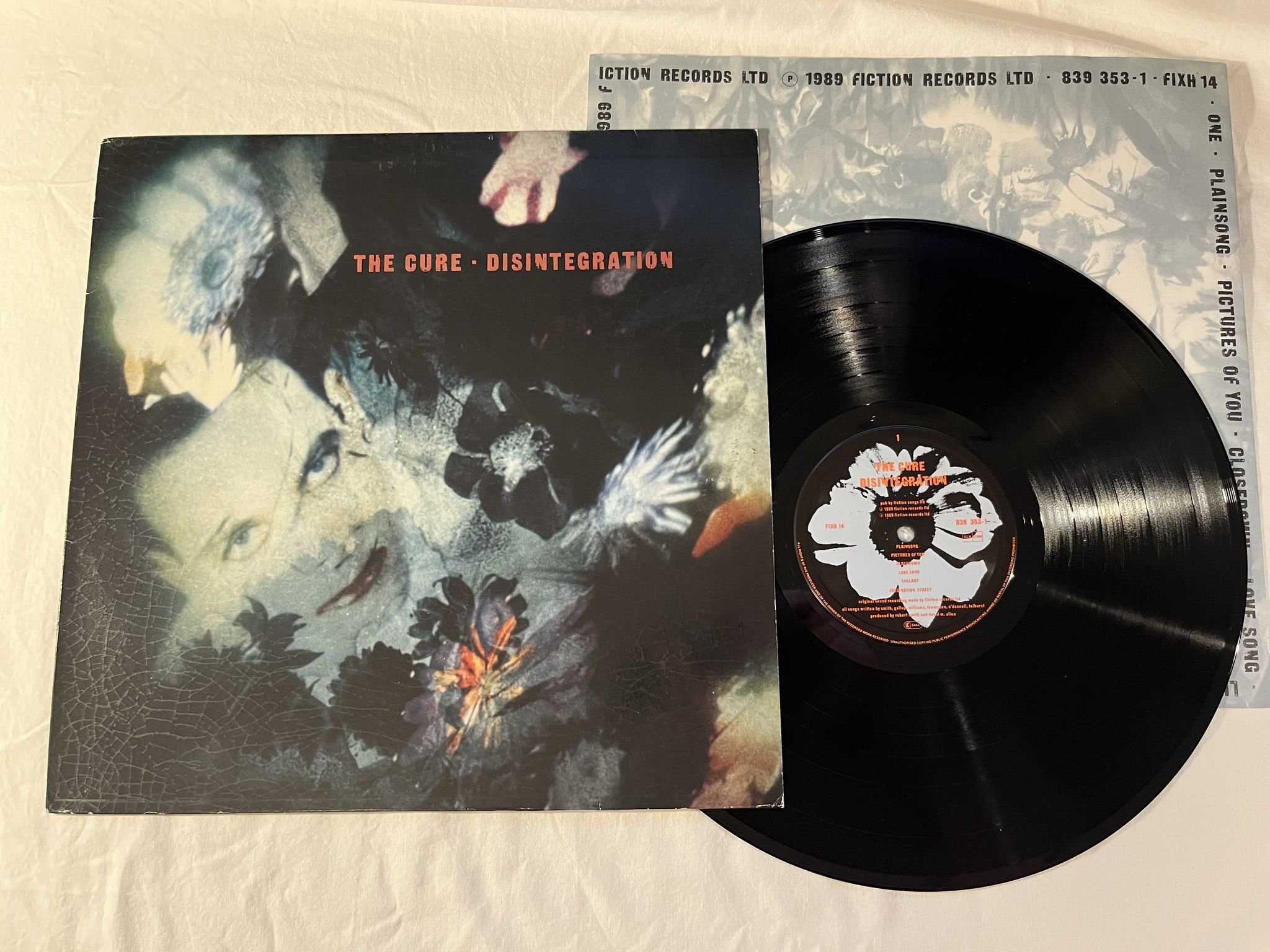 Omslagsbild för skivan THE CURE disintegration LP -89 FICTION FIXH 14 ** SMOOTH COVER / BIG RING **
