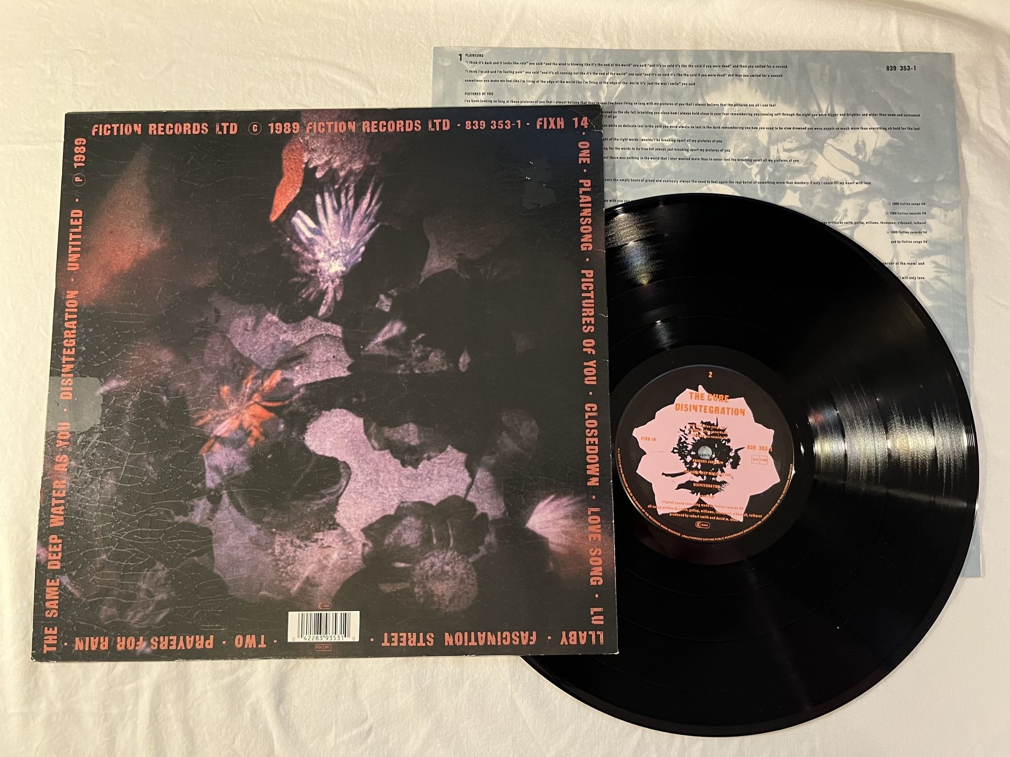 Omslagsbild för skivan THE CURE disintegration LP -89 FICTION FIXH 14 ** SMOOTH COVER / BIG RING **