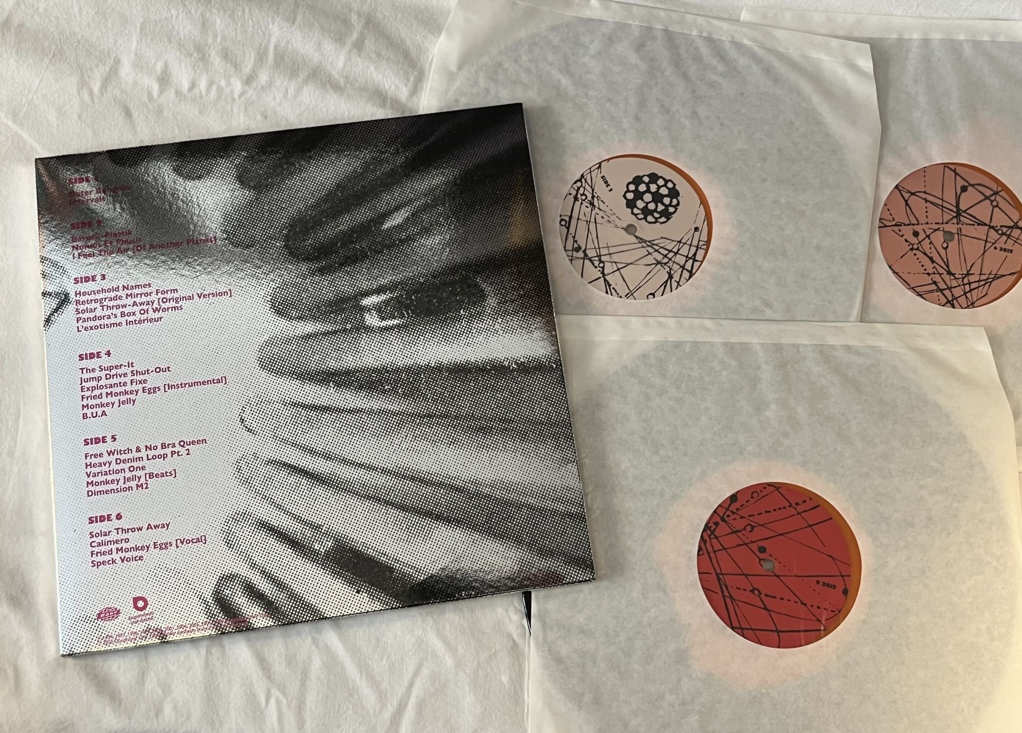 Omslagsbild för skivan STEREOLAB Electrically Possessed [Switched On Vol. 4 3xLP 2021 WARP D-UHF-D42MR