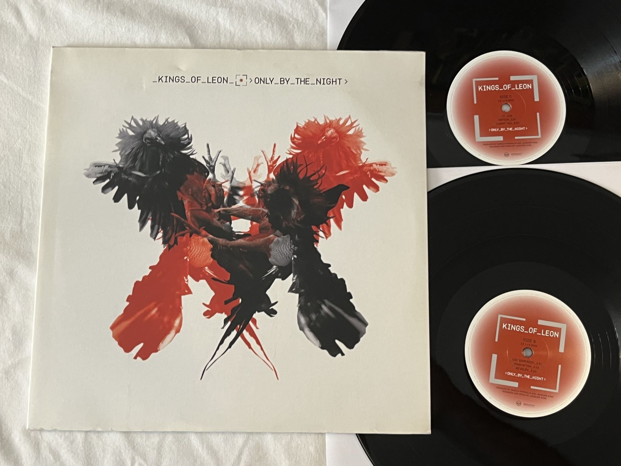 Omslagsbild för skivan KINGS OF LEON Only By The Night 2xLP 2015 SONY MUSIC 888751118911