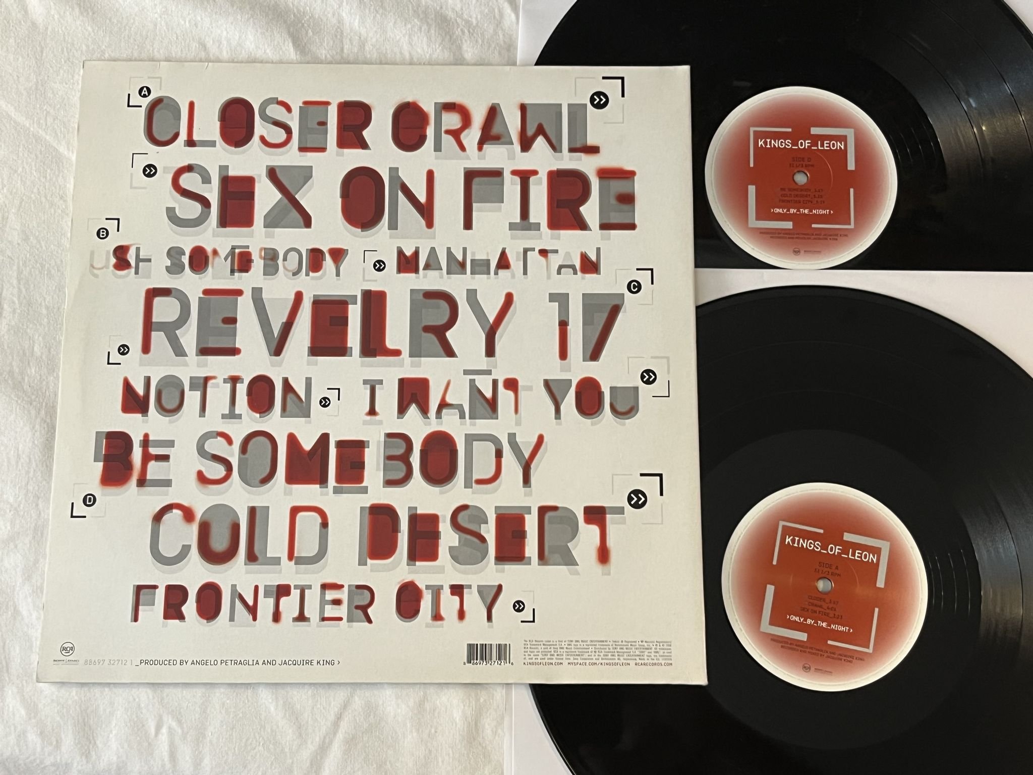 Omslagsbild för skivan KINGS OF LEON Only By The Night 2xLP 2015 SONY MUSIC 888751118911