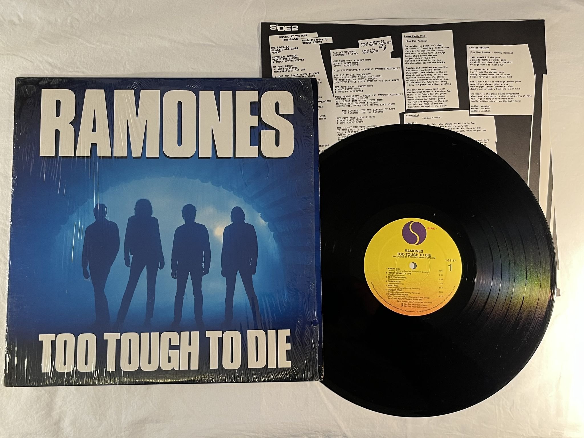 Omslagsbild för skivan RAMONES too tough to die LP -84 US SIRE 1-25187