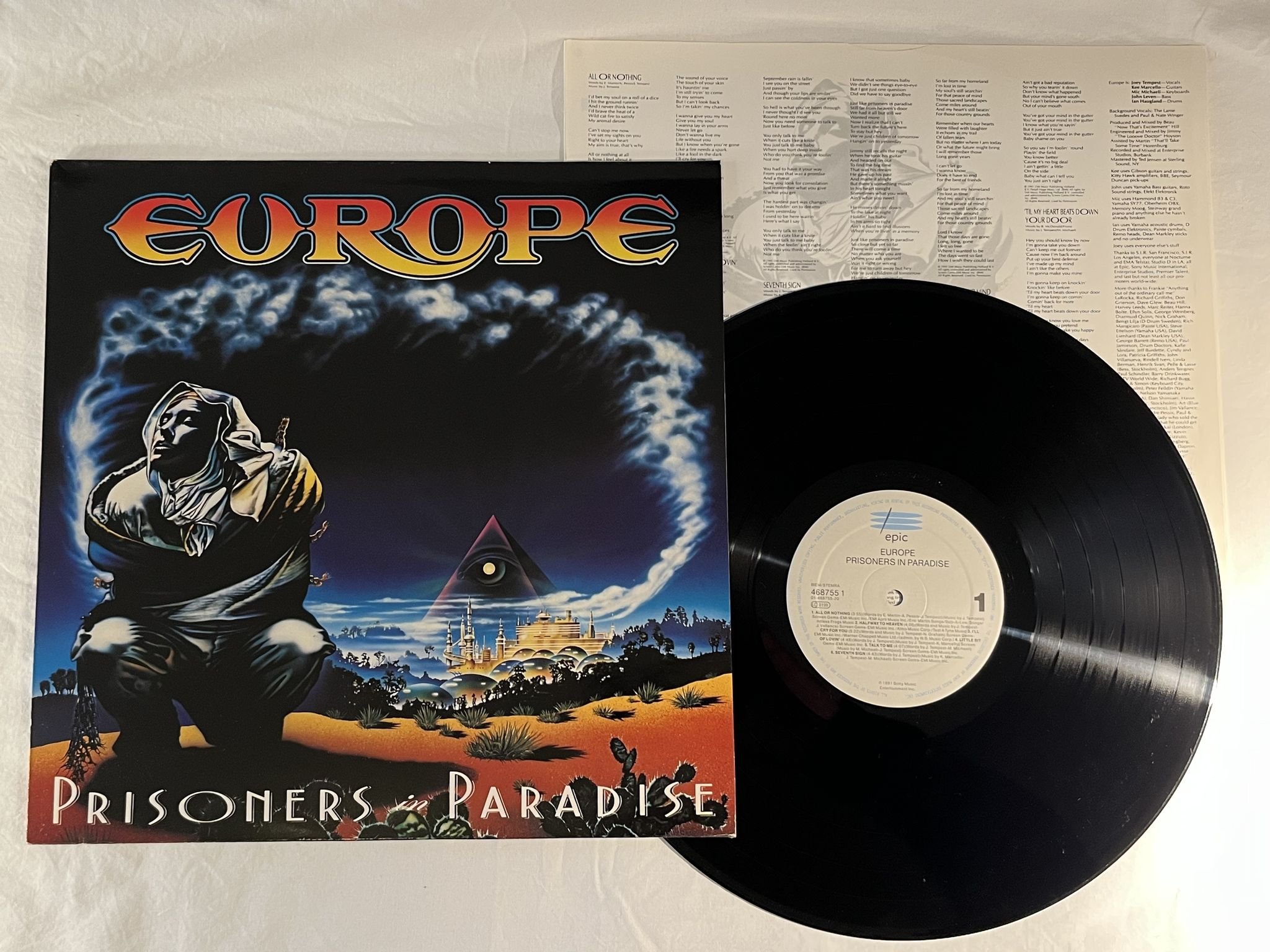 Omslagsbild för skivan EUROPE Prisoners In Paradise LP -91 EPIC 4687551