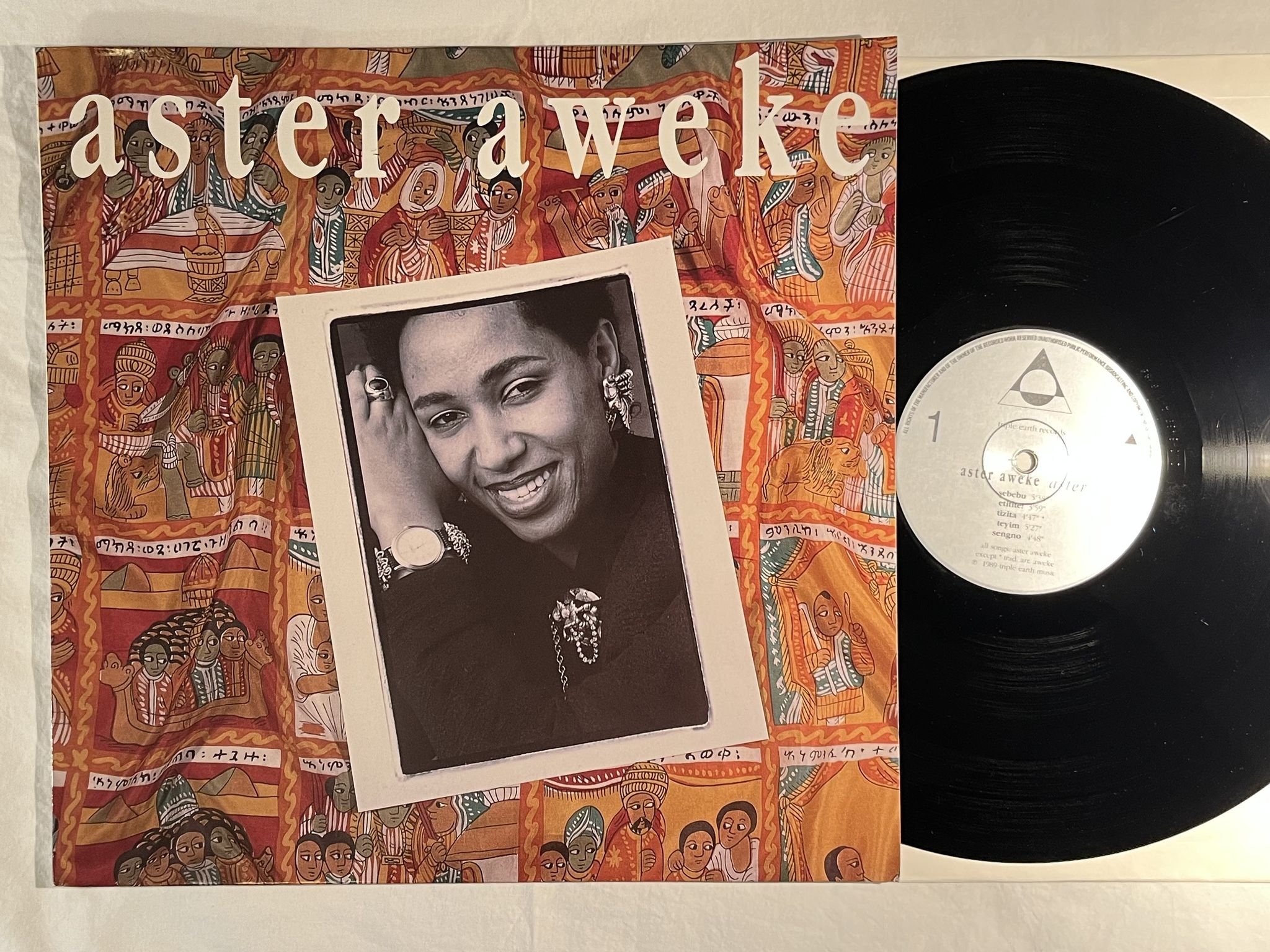 Omslagsbild för skivan ASTER AWEKE Aster LP -89 UK TRIPLE EARTH Terra 107 *** Great singer ***