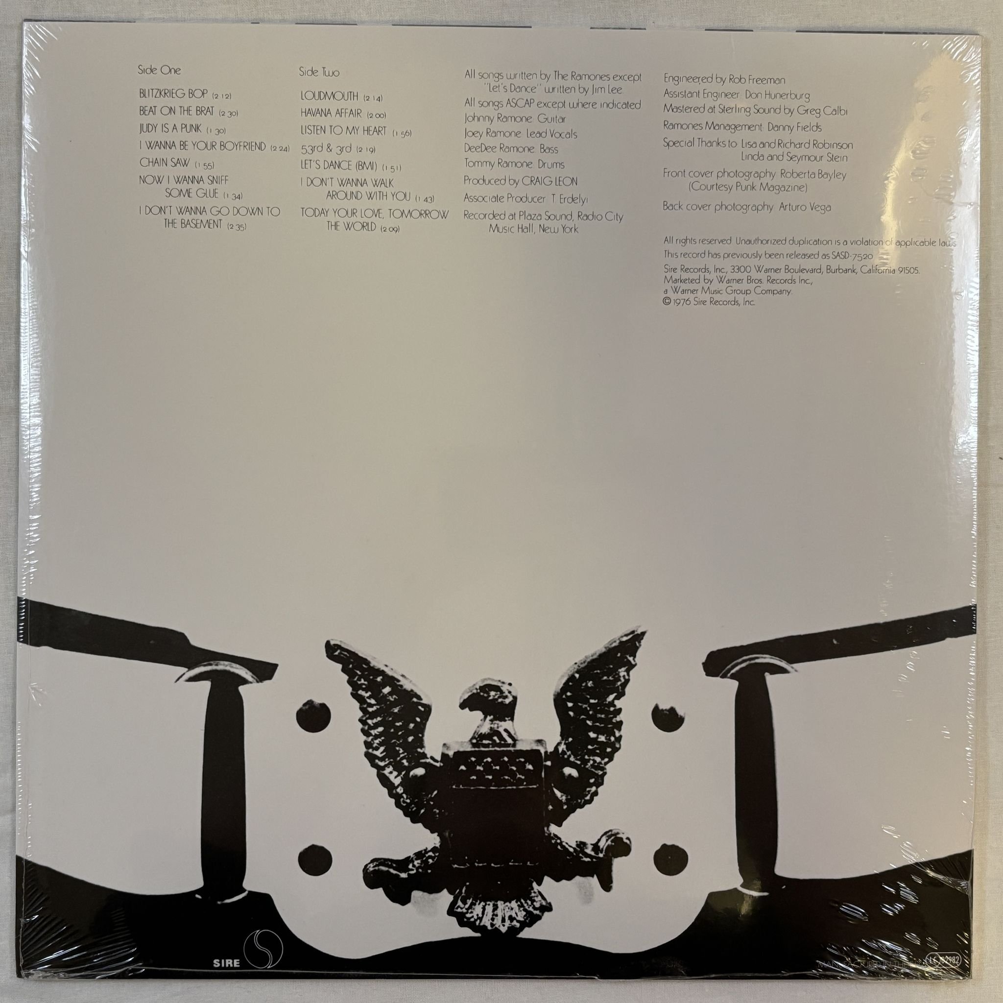 Omslagsbild för skivan RAMONES Ramones LP Sire Records - 8122 79766 7