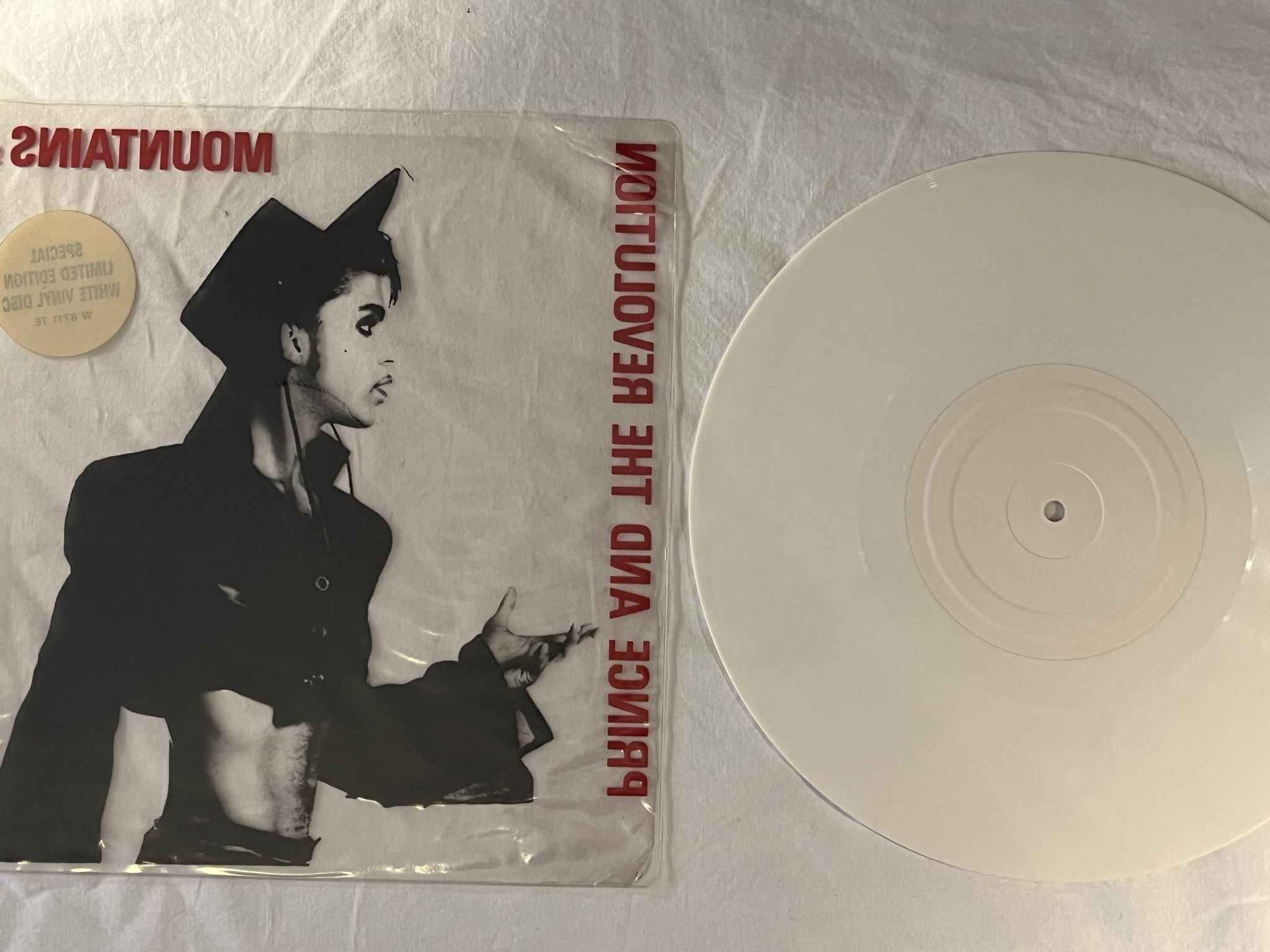 Omslagsbild för skivan PRINCE mountains 10" UK -86 PAISLEY PARK W8711TE ** white vinyl **