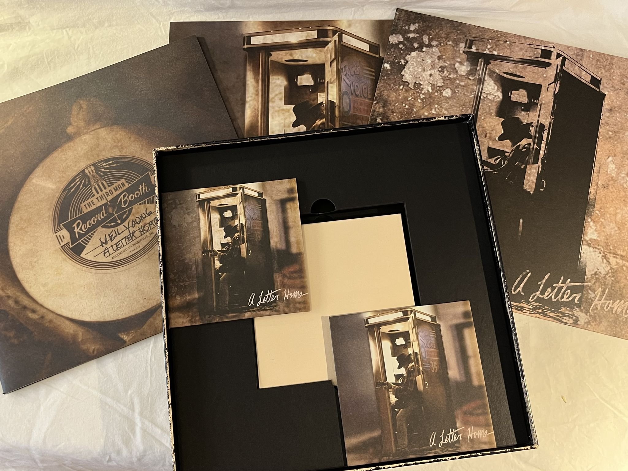 Omslagsbild för skivan NEIL YOUNG A Letter Home BOX SET 2014 REPRISE 1-541532