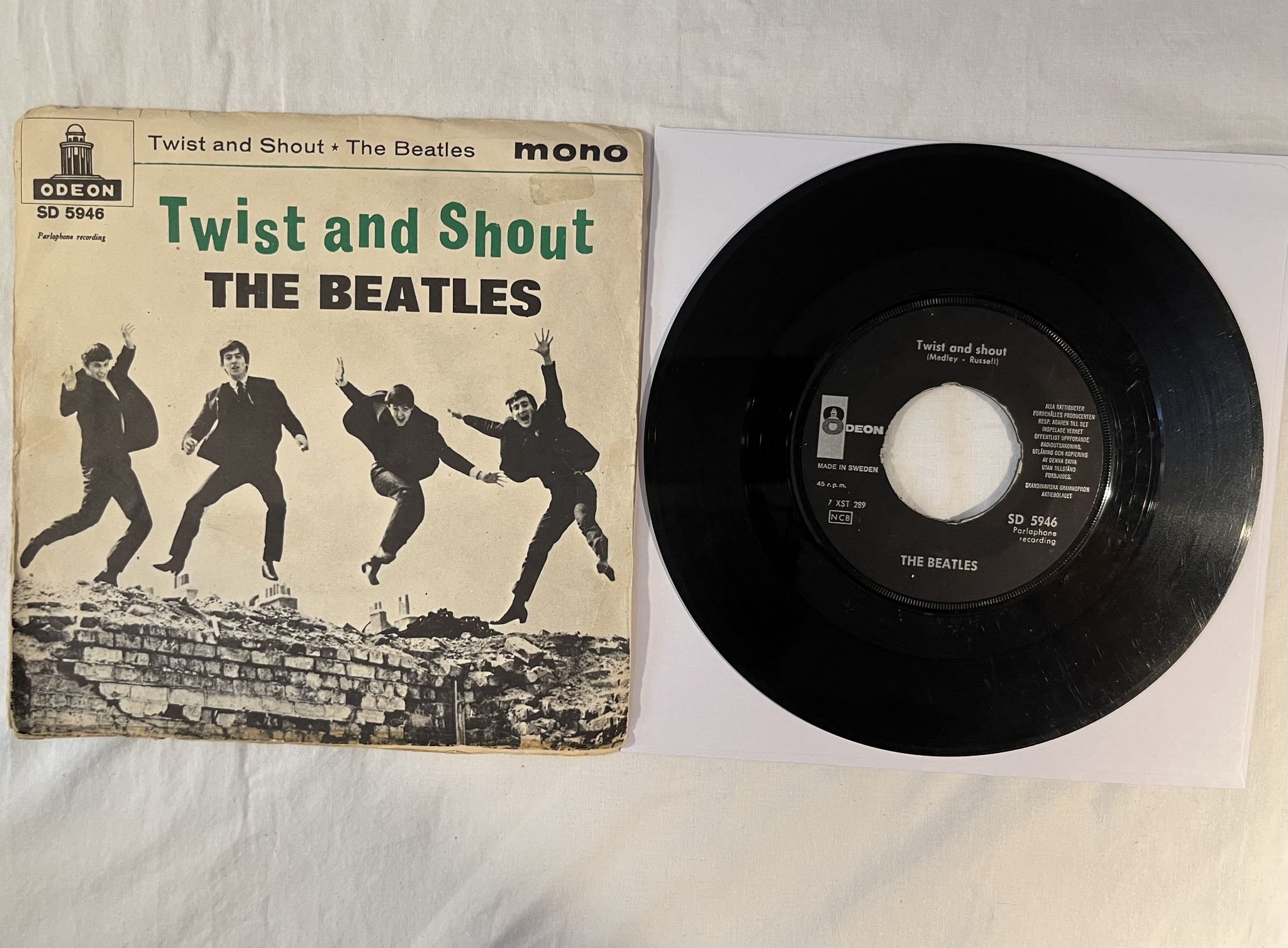 Omslagsbild för skivan THE BEATLES twist and shout 7" Swe ODEON SD 5946 ** Rare **