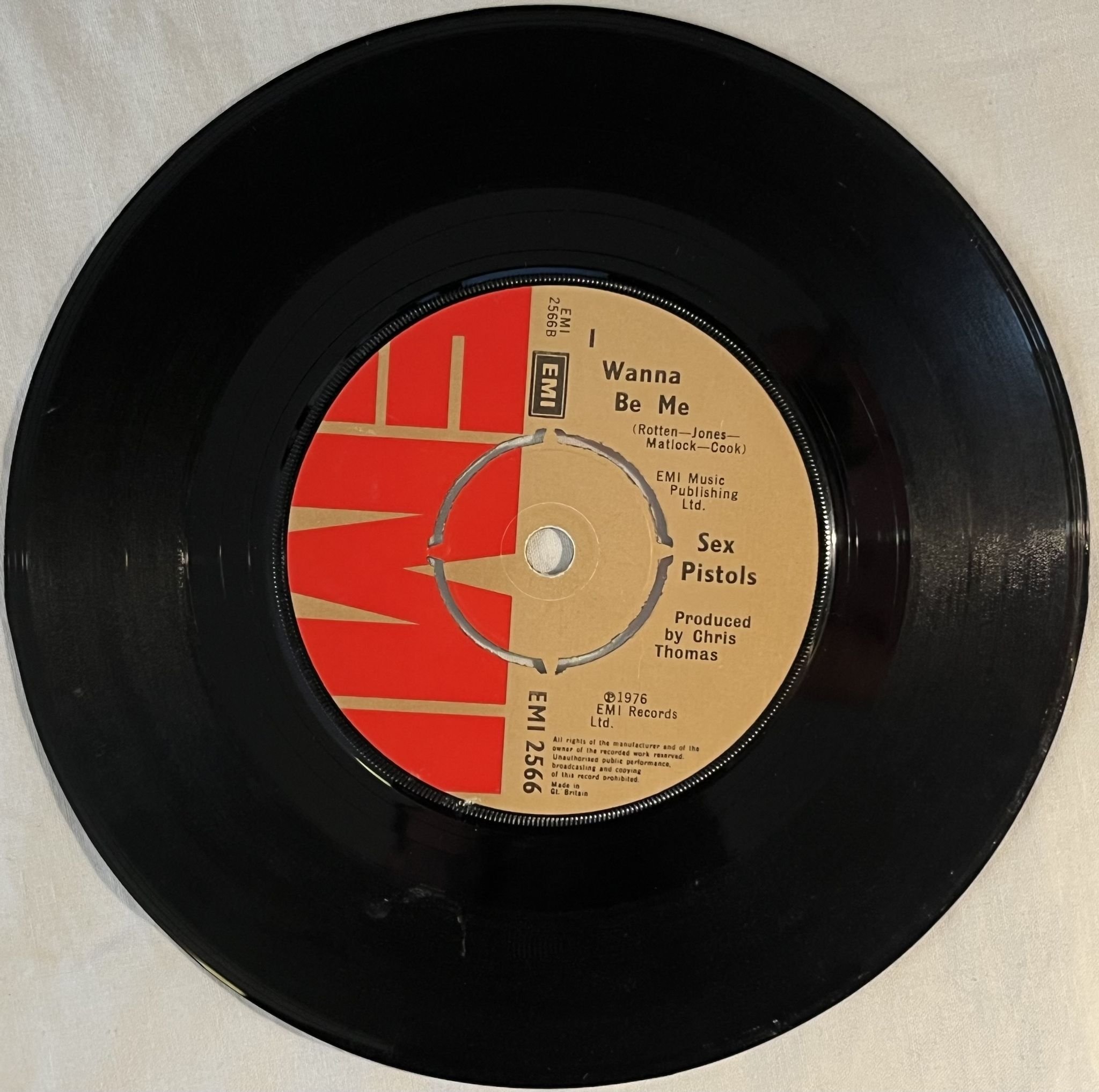 Omslagsbild för skivan SEX PISTOLS Anarchy In The U.K. 7" UK EMI 2566 ** Miscredit "Chris Thomas" **