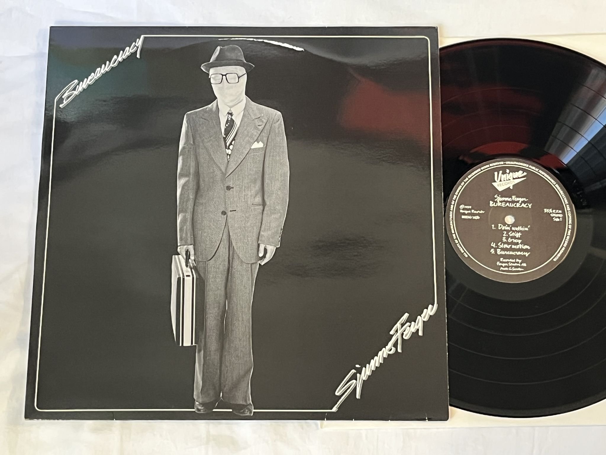 Omslagsbild för skivan SJUNNE FERGER Bureaucracy LP -84 Swe UNIQUE RECORDS
