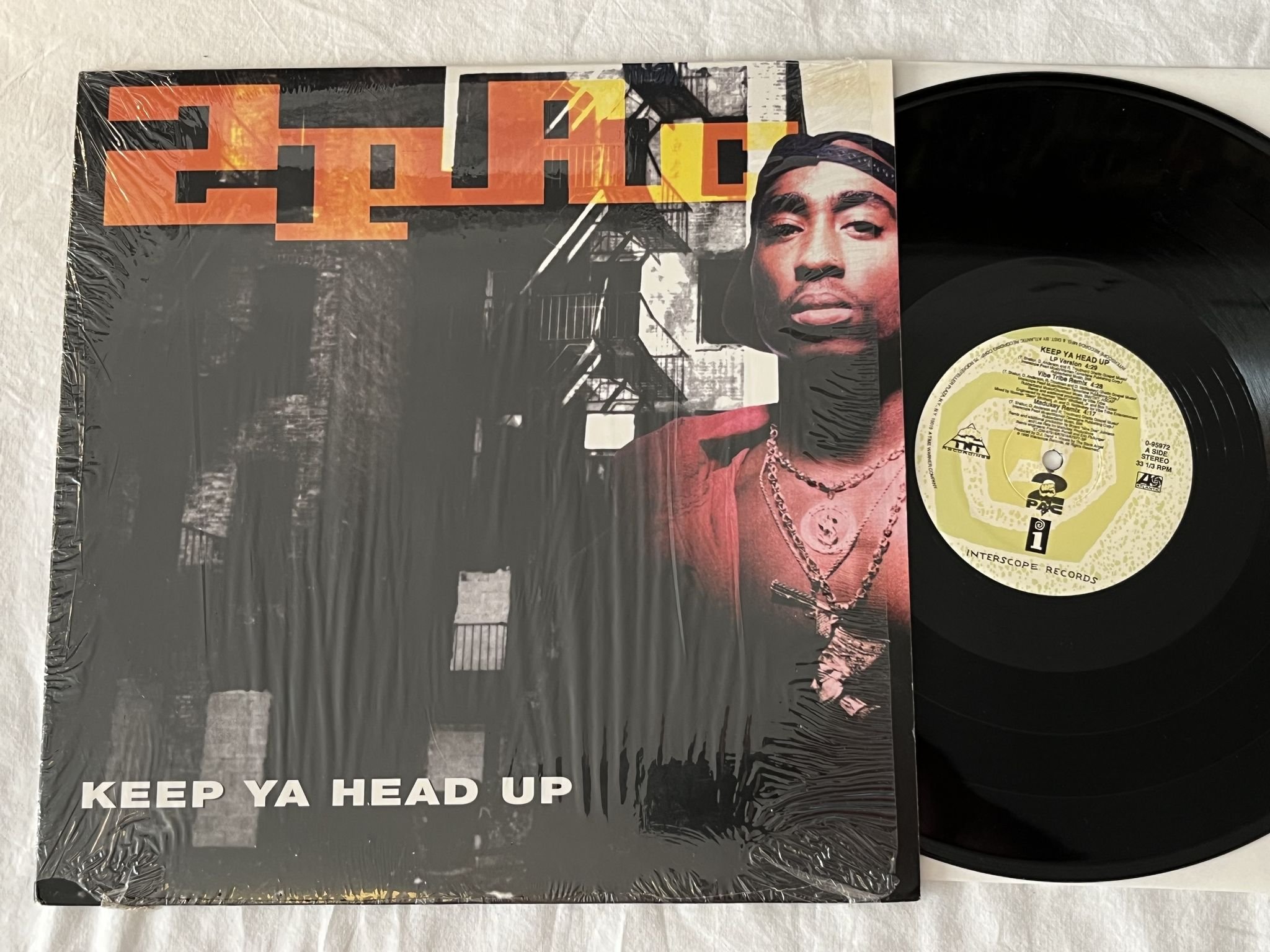 Omslagsbild för skivan 2-PAC keep your head up 12" -93 US interscope 0-95972