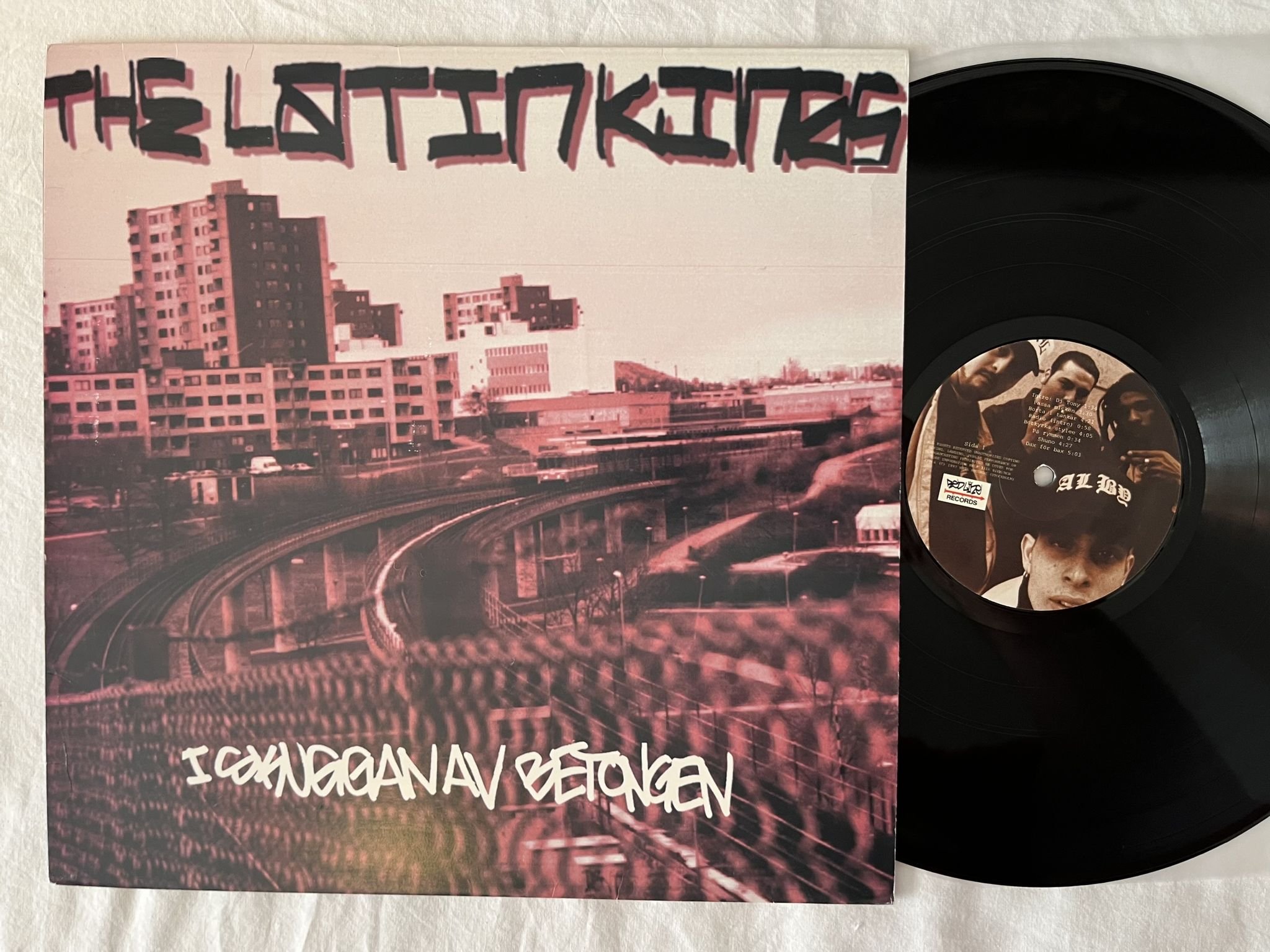 Omslagsbild för skivan THE LATIN KINGS I Skuggan Av Betongen LP -97 REDLINE MRLP 3316 ** VERY RARE **