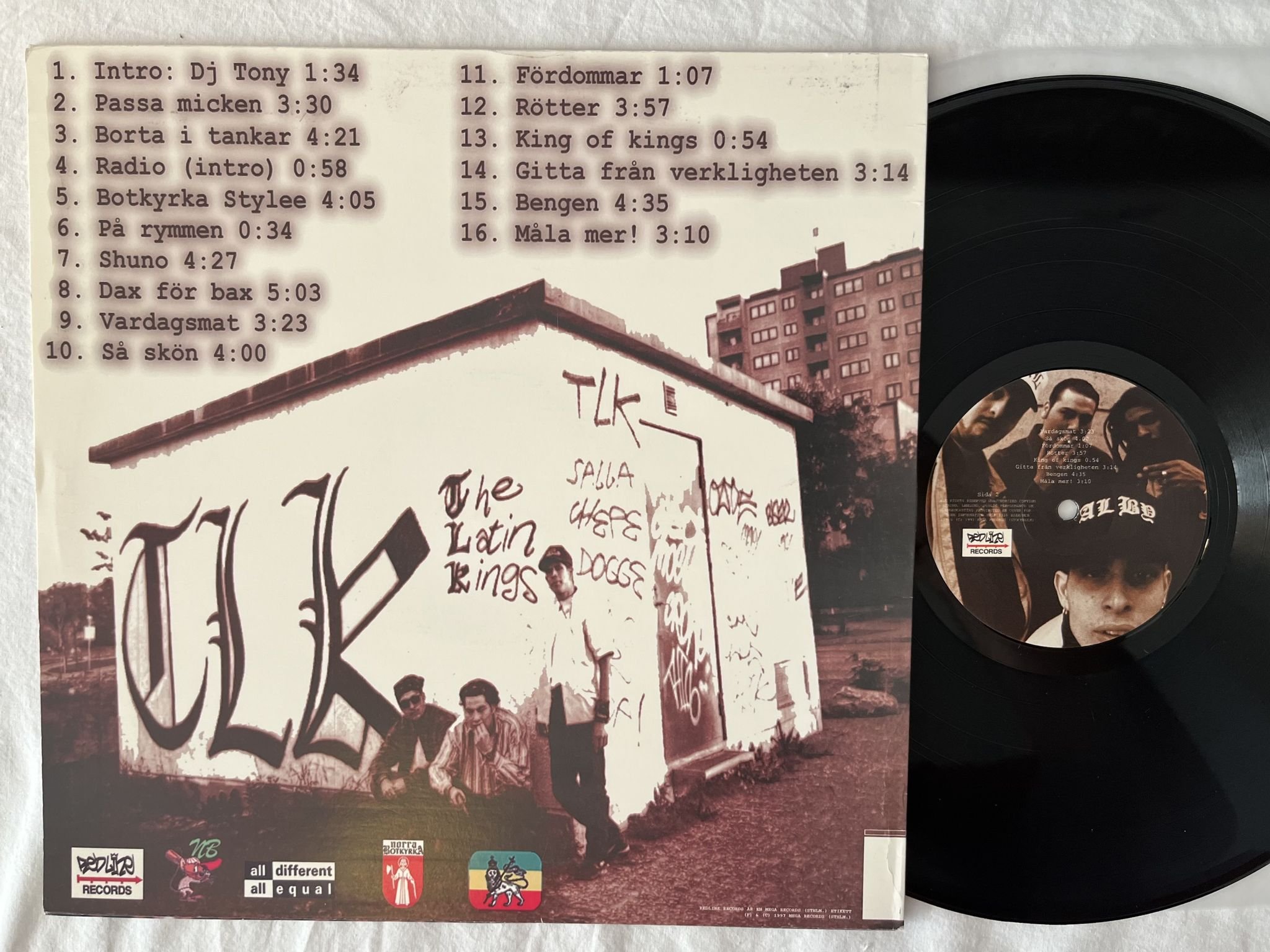 Omslagsbild för skivan THE LATIN KINGS I Skuggan Av Betongen LP -97 REDLINE MRLP 3316 ** VERY RARE **