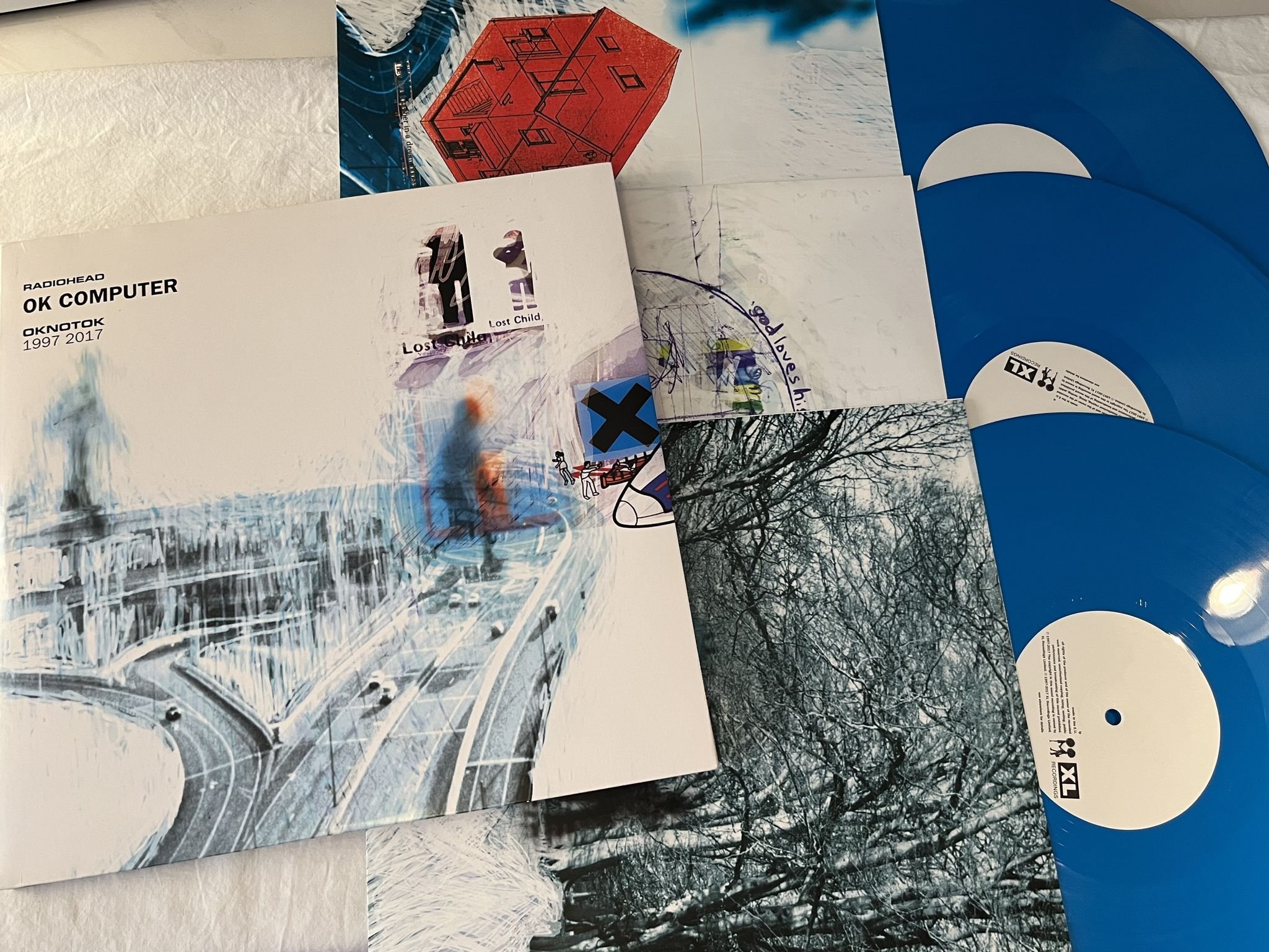 Omslagsbild för skivan RADIOHEAD OK Computer OKNOTOK 1997 2017 3xLP 2017 XL RECORDINGS ** BLUE VINYL **