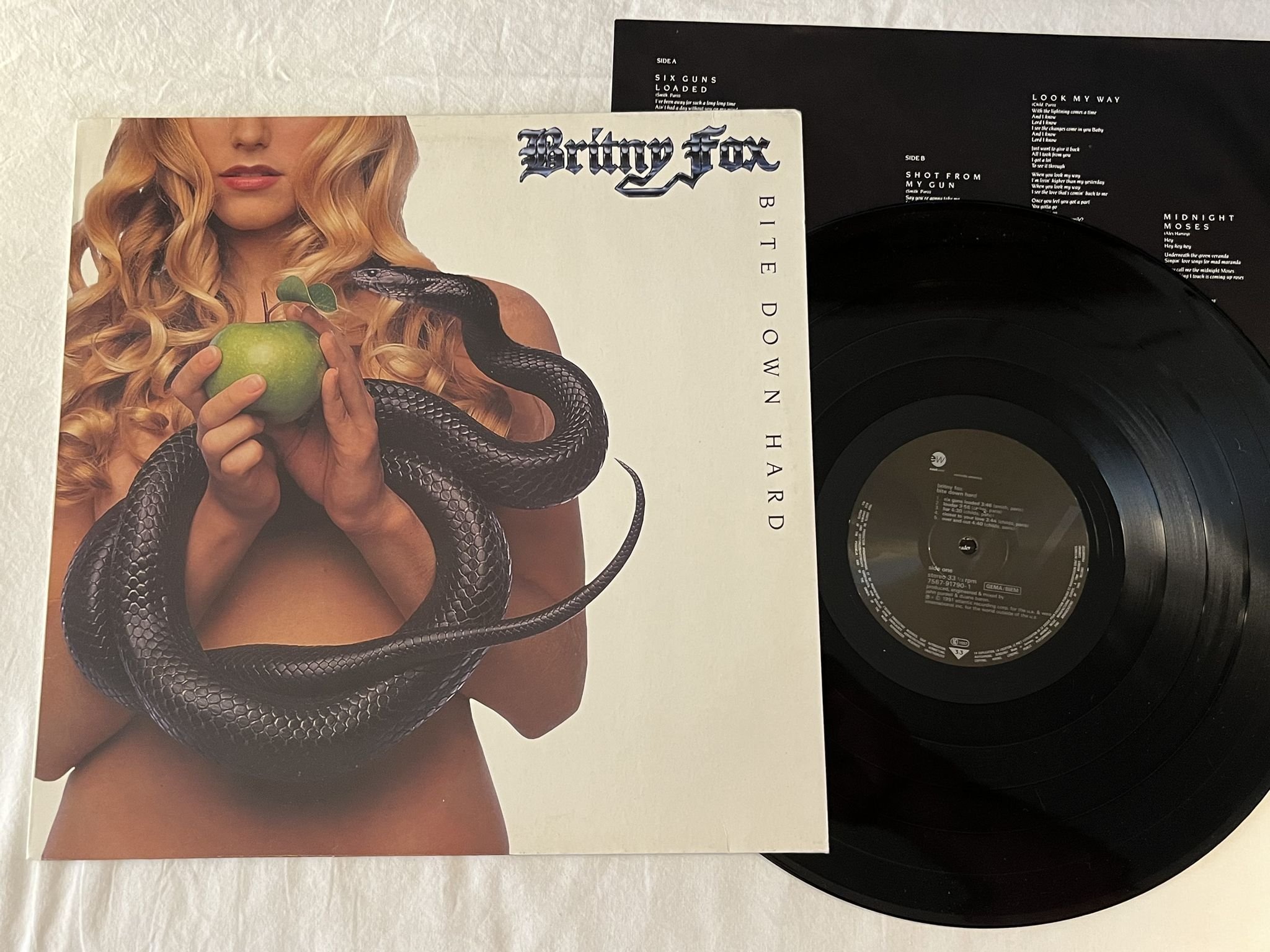 Omslagsbild för skivan BRITNY FOX Bite Down Hard LP -91 eastwest 7567-91790-1 *** Very Rare ***