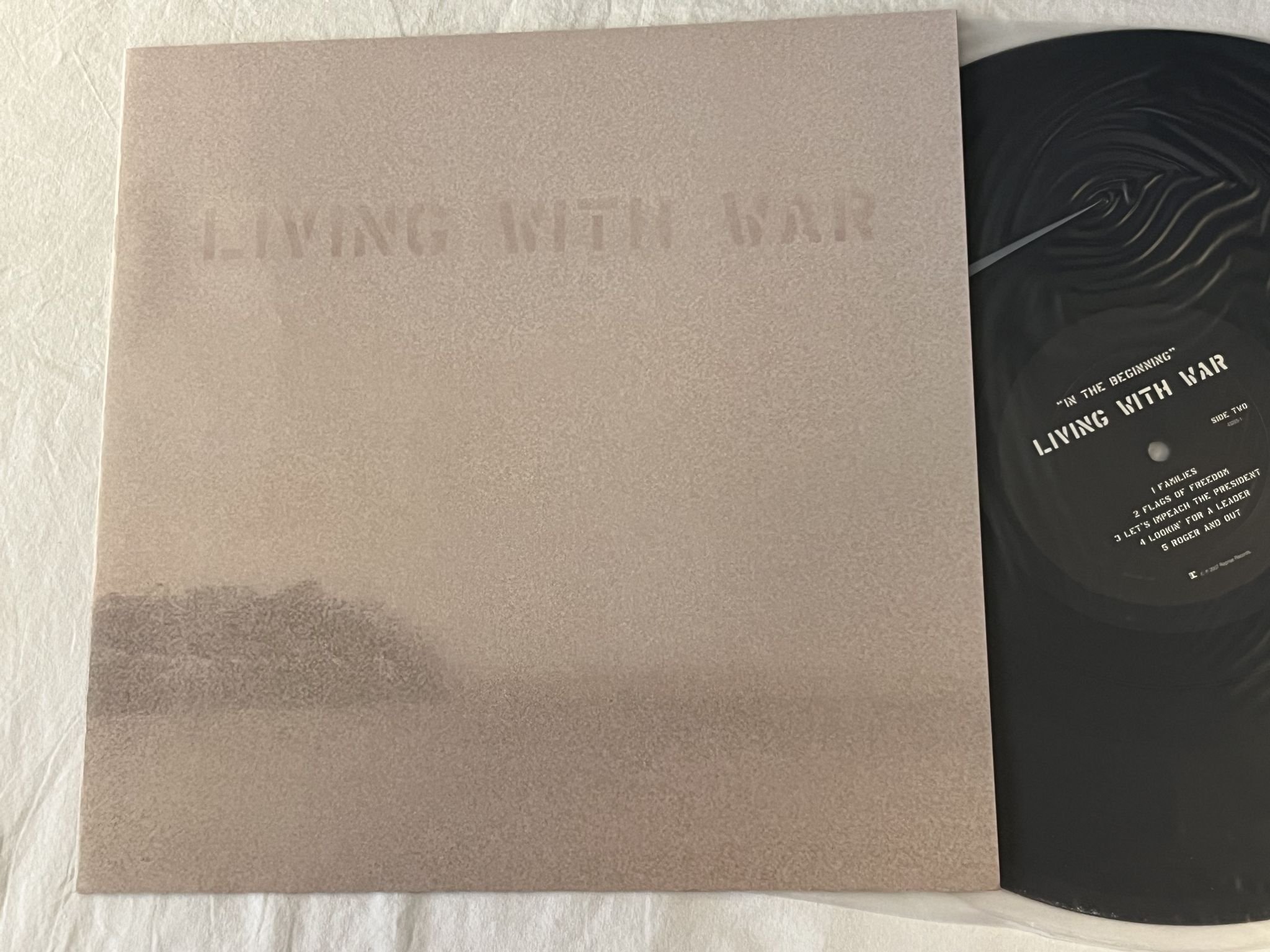 Omslagsbild för skivan NEIL YOUNG Living With War "In The Beginning" LP 2007 US CLASSIC CLS43265LP