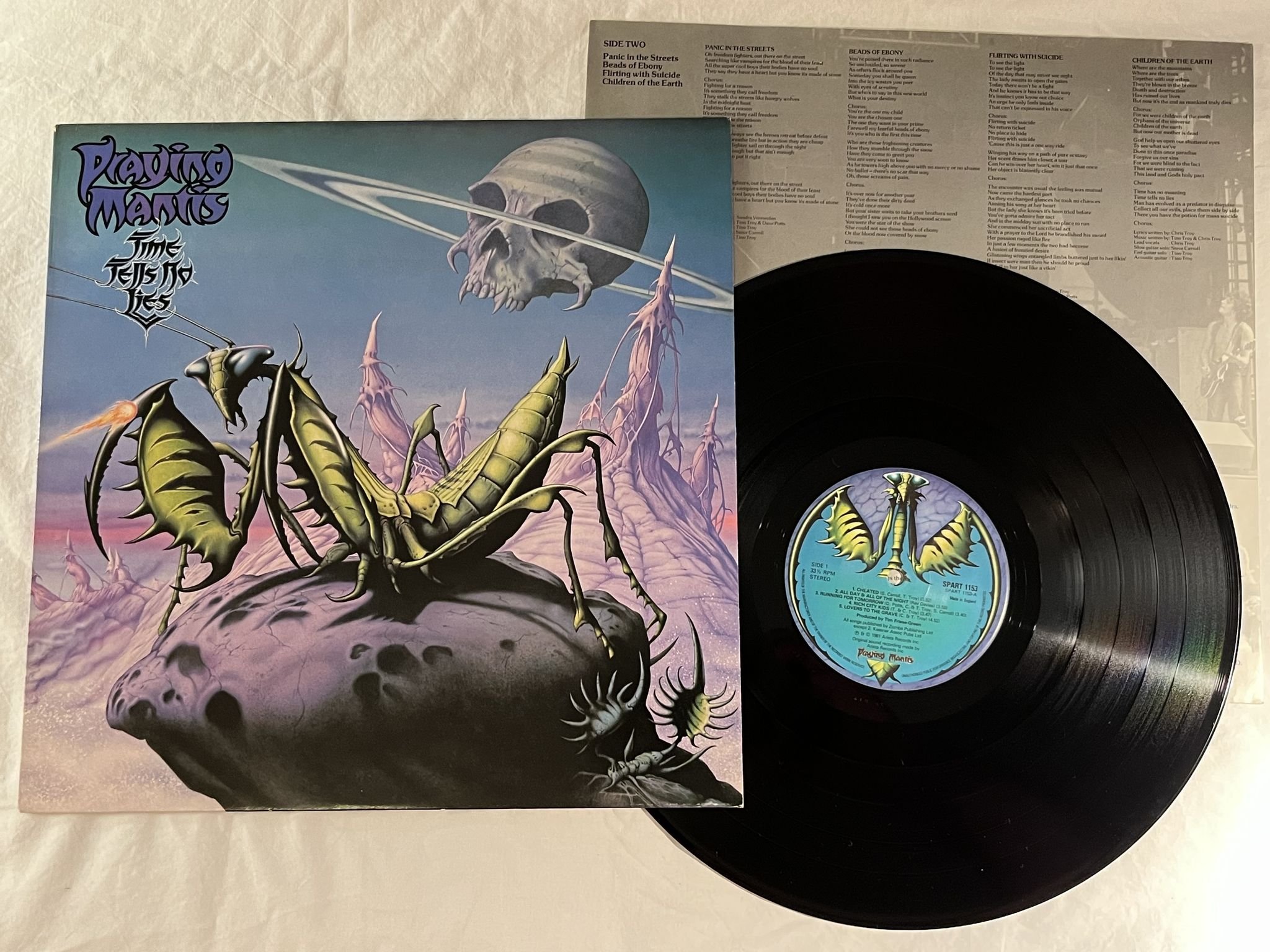 Omslagsbild för skivan PRAYING MANTIS time tells no lies LP -81 UK ARISTA SPART 1153
