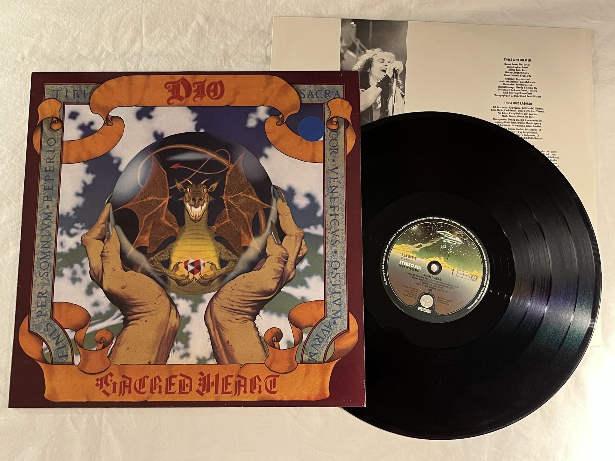 Omslagsbild för skivan DIO sacred heart LP -85 VERTIGO 824 848-1