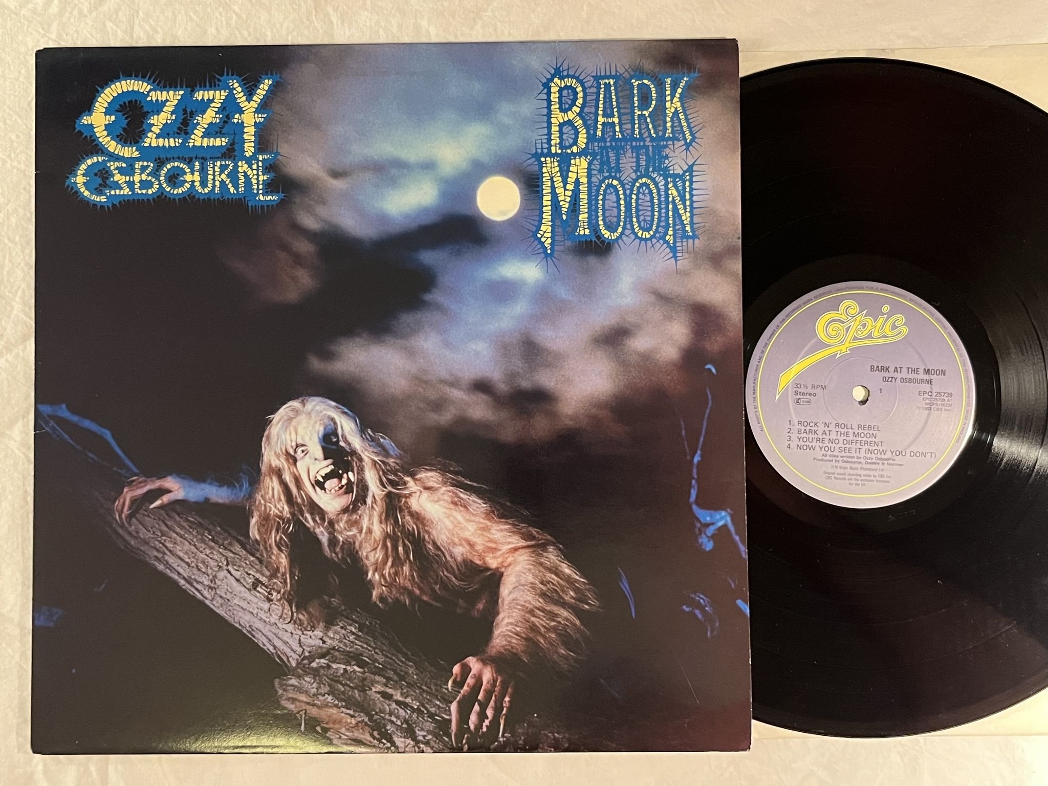 Omslagsbild för skivan OZZY OSBOURNE bark at the moon LP -83 UK EPIC EPC 25739