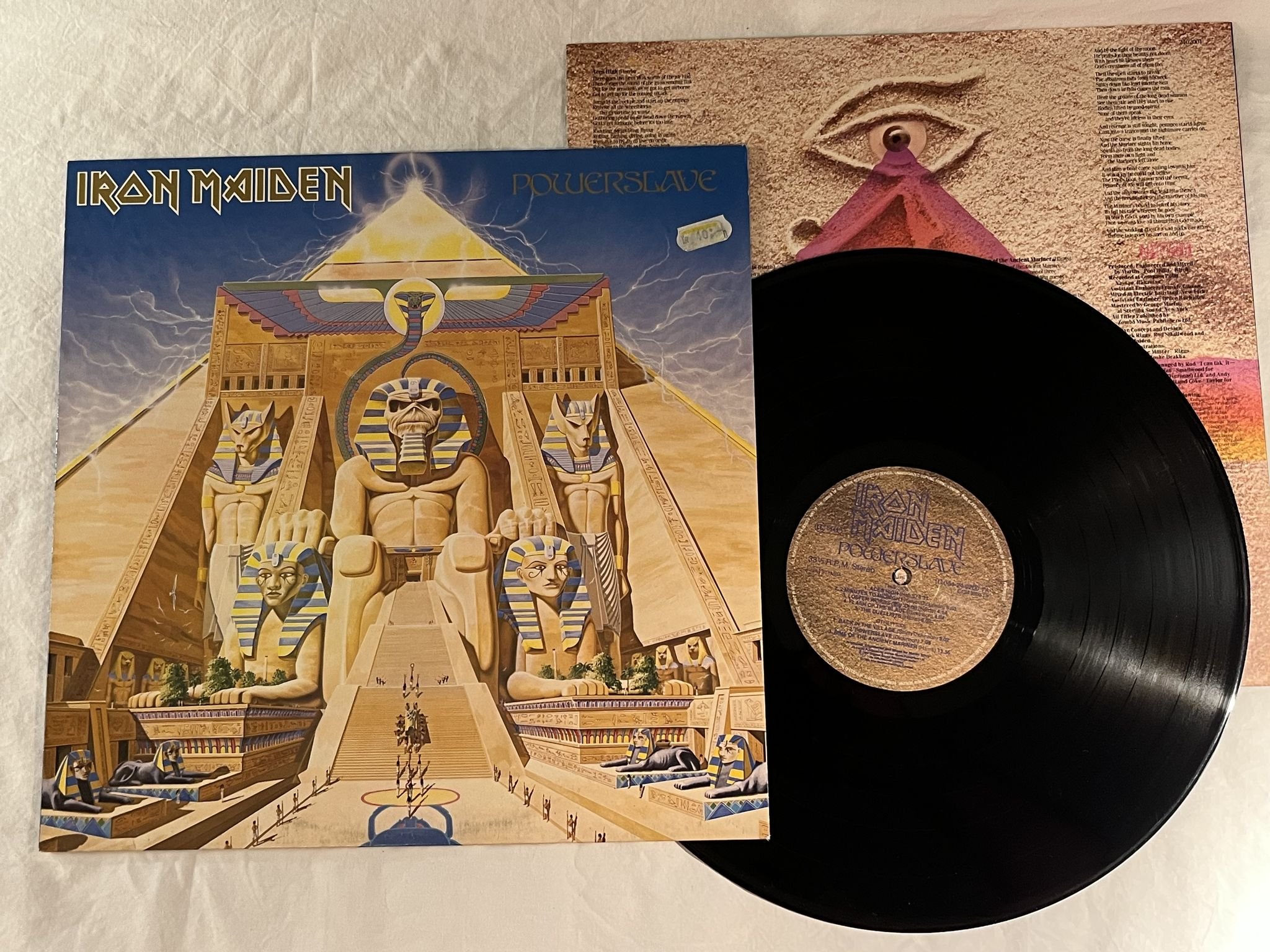 Omslagsbild för skivan IRON MAIDEN powerslave LP -84 EMI 1C 064 24 0200 1