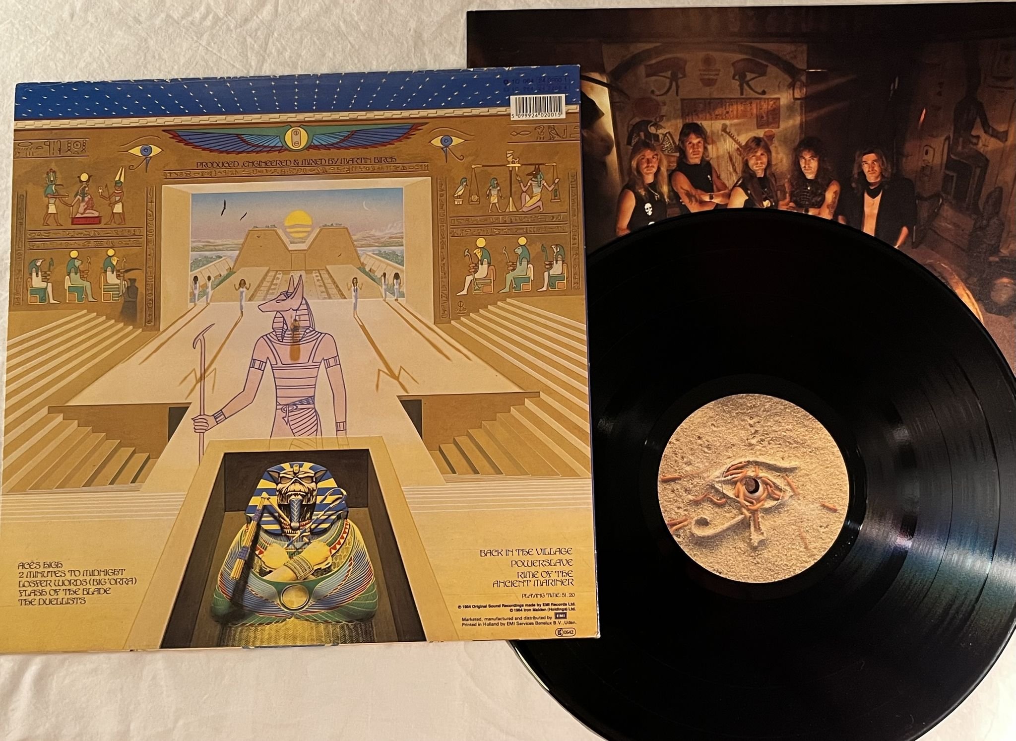Omslagsbild för skivan IRON MAIDEN powerslave LP -84 EMI 1C 064 24 0200 1