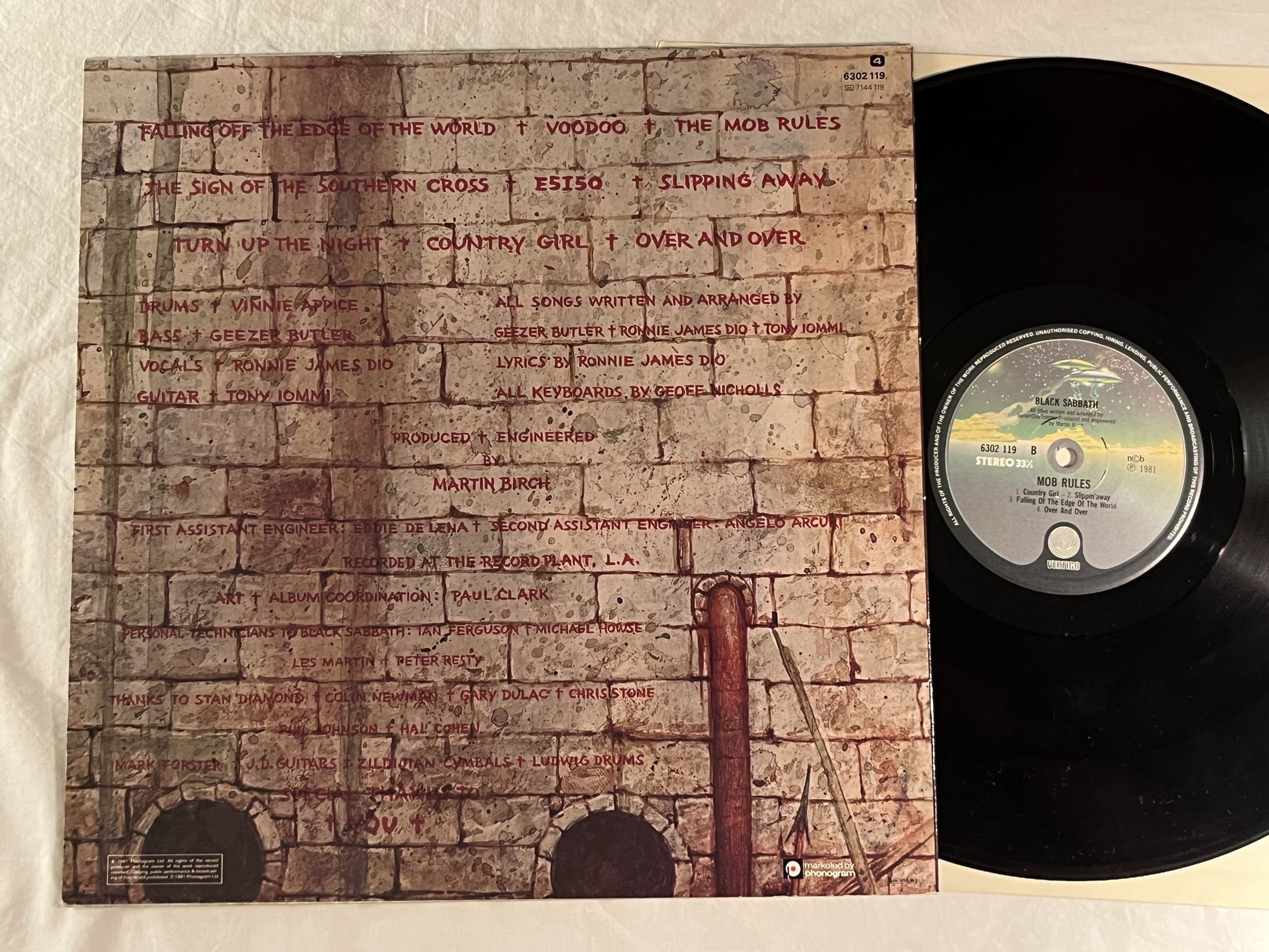 Omslagsbild för skivan BLACK SABBATH mob rules LP -81 ncb VERTIGO 6302 119