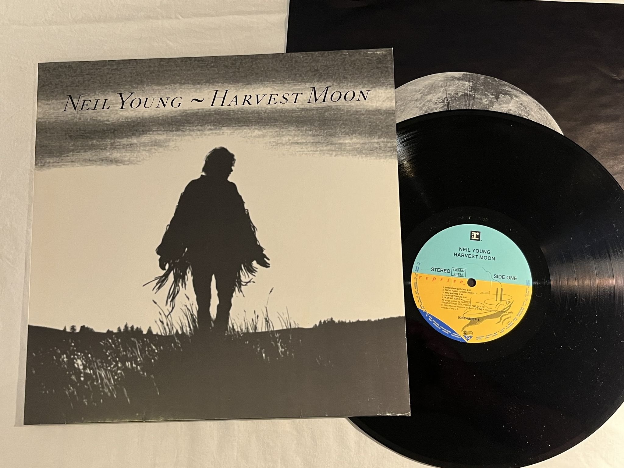 Omslagsbild för skivan NEIL YOUNG harvest moon LP -92 Ger REPRISE 9362-45057-1