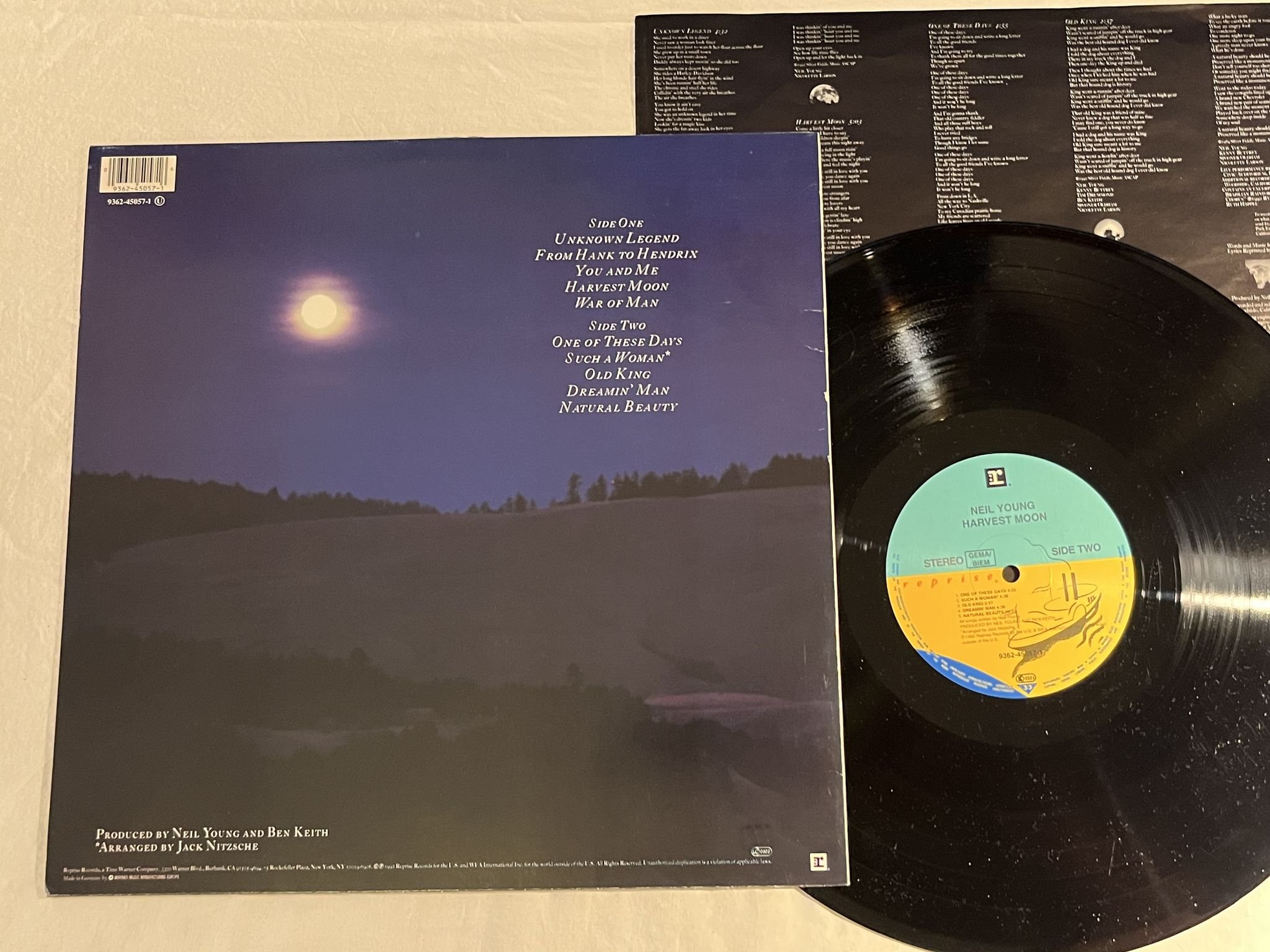 Omslagsbild för skivan NEIL YOUNG harvest moon LP -92 Ger REPRISE 9362-45057-1