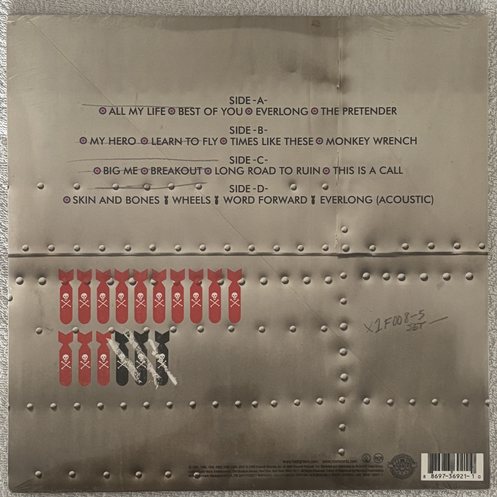 Omslagsbild för skivan FOO FIGHTERS greatest hits 2xLP Roswell Records 88697-36921-1