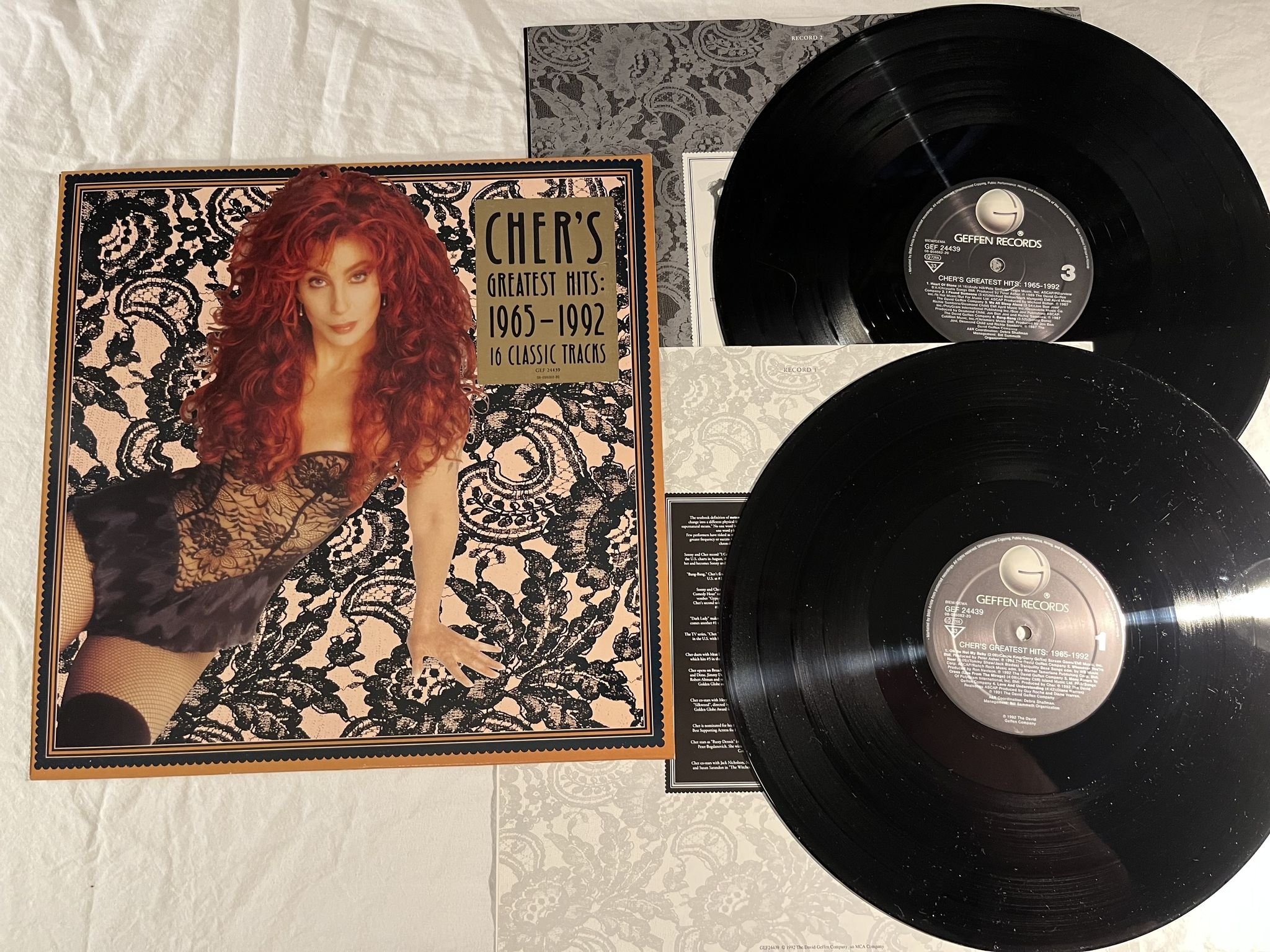 Omslagsbild för skivan CHER Cher's Greatest Hits: 1965-1992 2xLP -92 GEFFEN GEF 24439