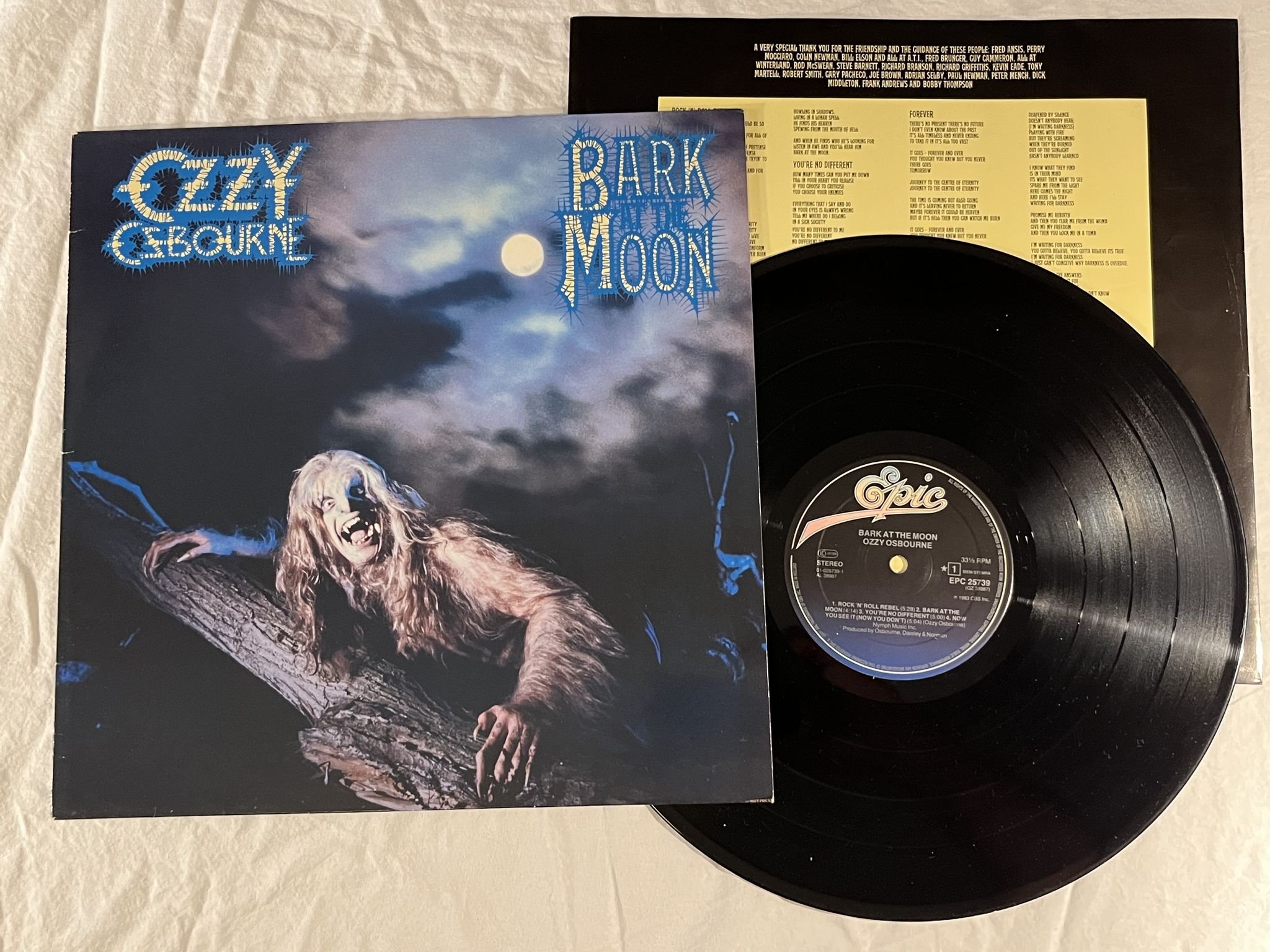 Omslagsbild för skivan OZZY OSBOURNE bark at the moon LP -83 Hol EPIC EPC 25739