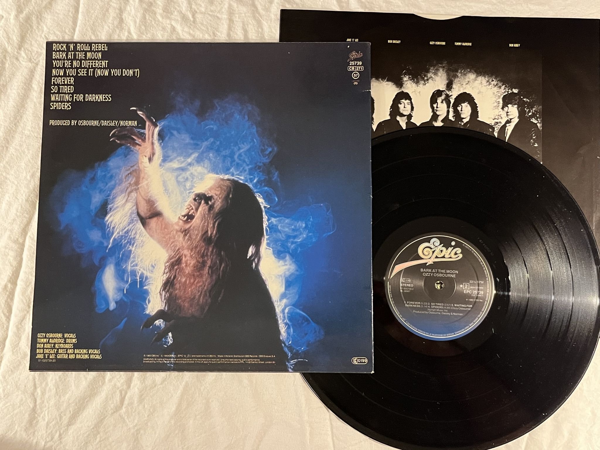 Omslagsbild för skivan OZZY OSBOURNE bark at the moon LP -83 Hol EPIC EPC 25739