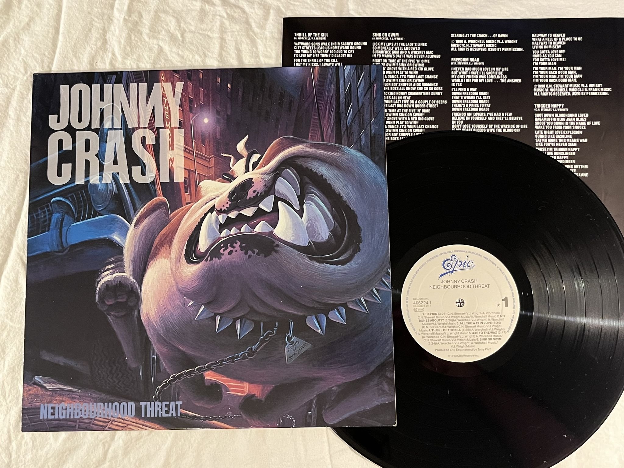 Omslagsbild för skivan JOHNNY CRASH Neighbourhood Threat LP -90 Hol EPIC 4662241