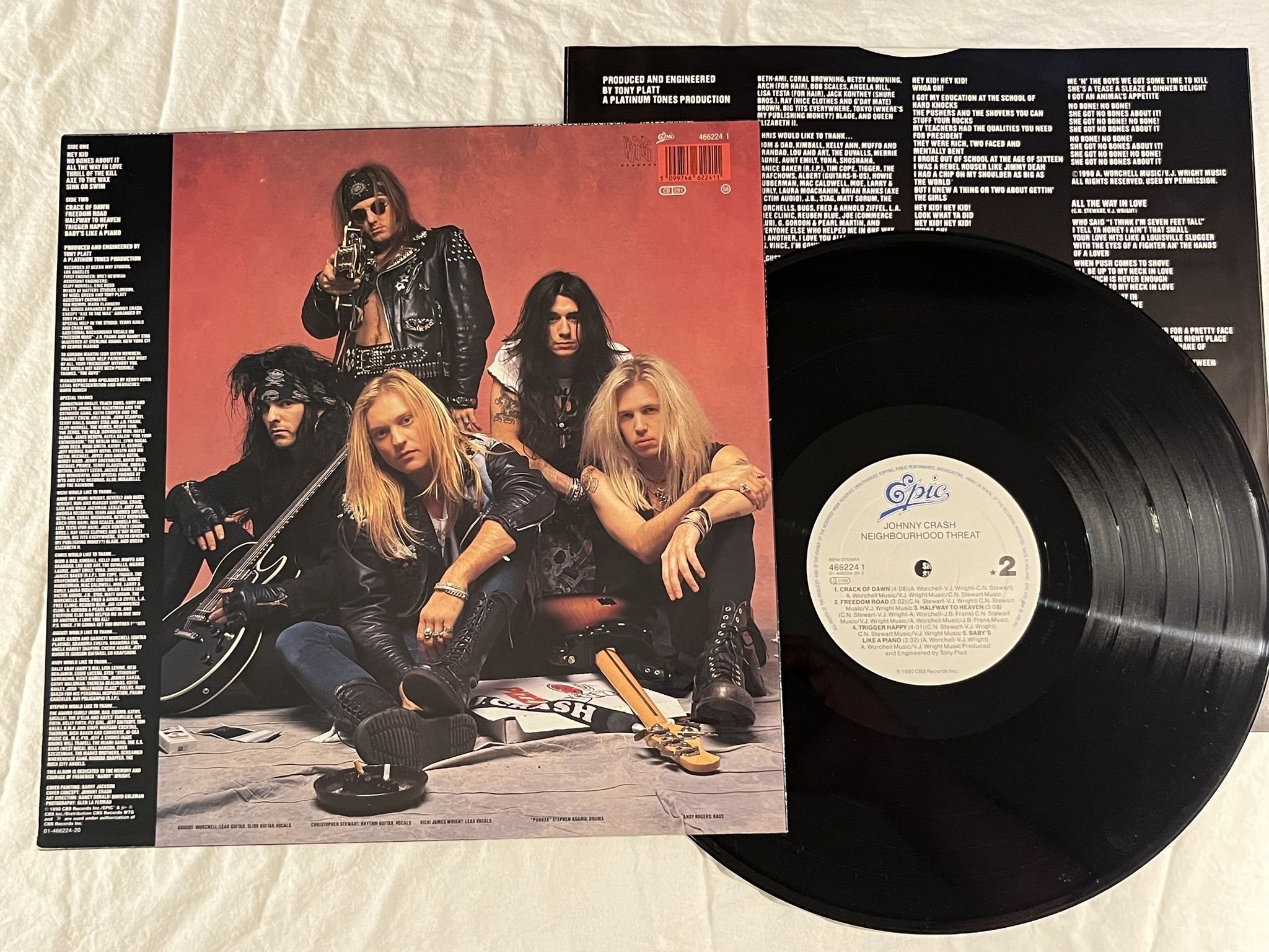 Omslagsbild för skivan JOHNNY CRASH Neighbourhood Threat LP -90 Hol EPIC 4662241