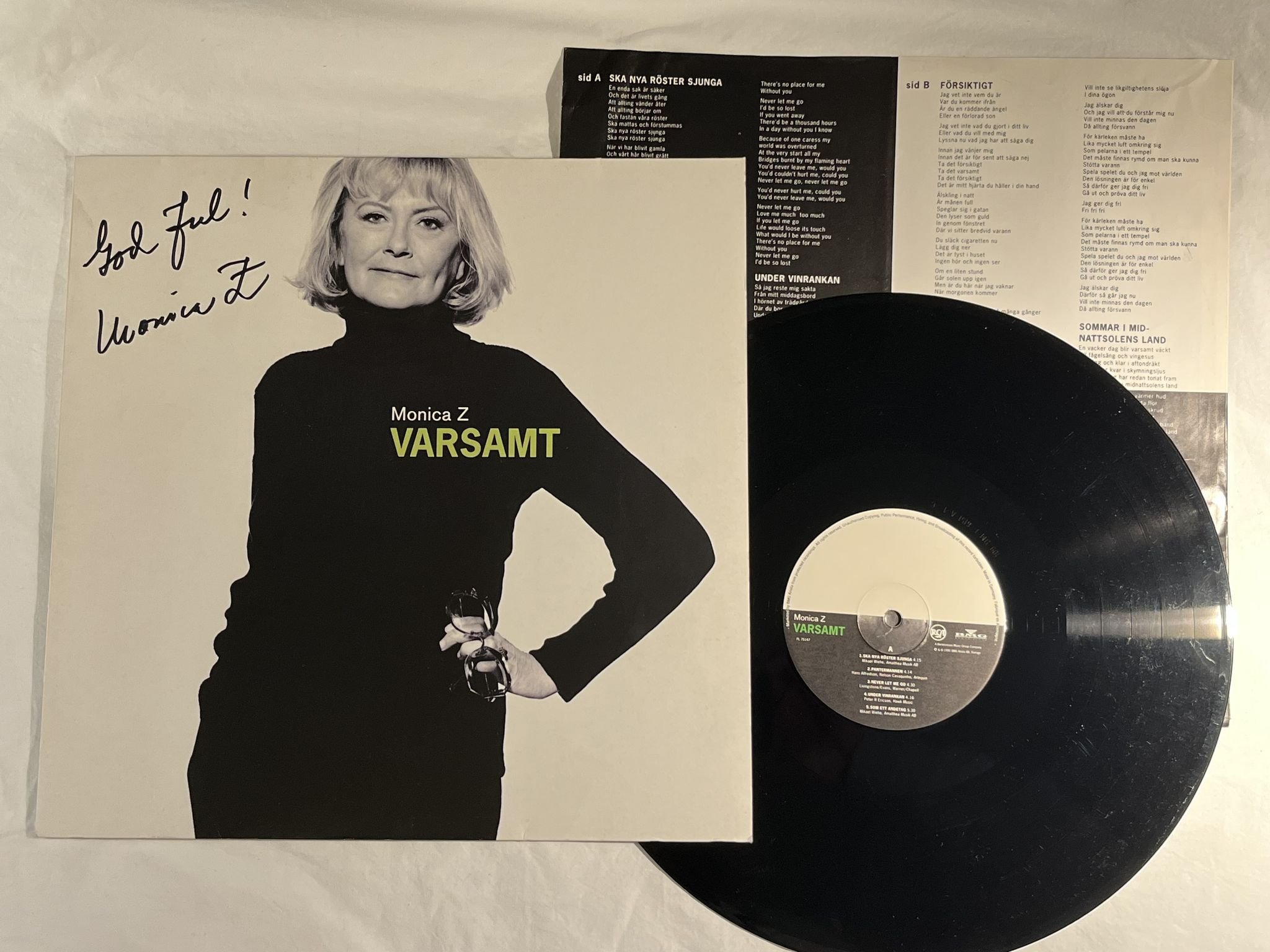 Omslagsbild för skivan MONICA ZETTERLUND varsamt LP -91 RCA PL 75147 *** SIGNED BY MONICA ***