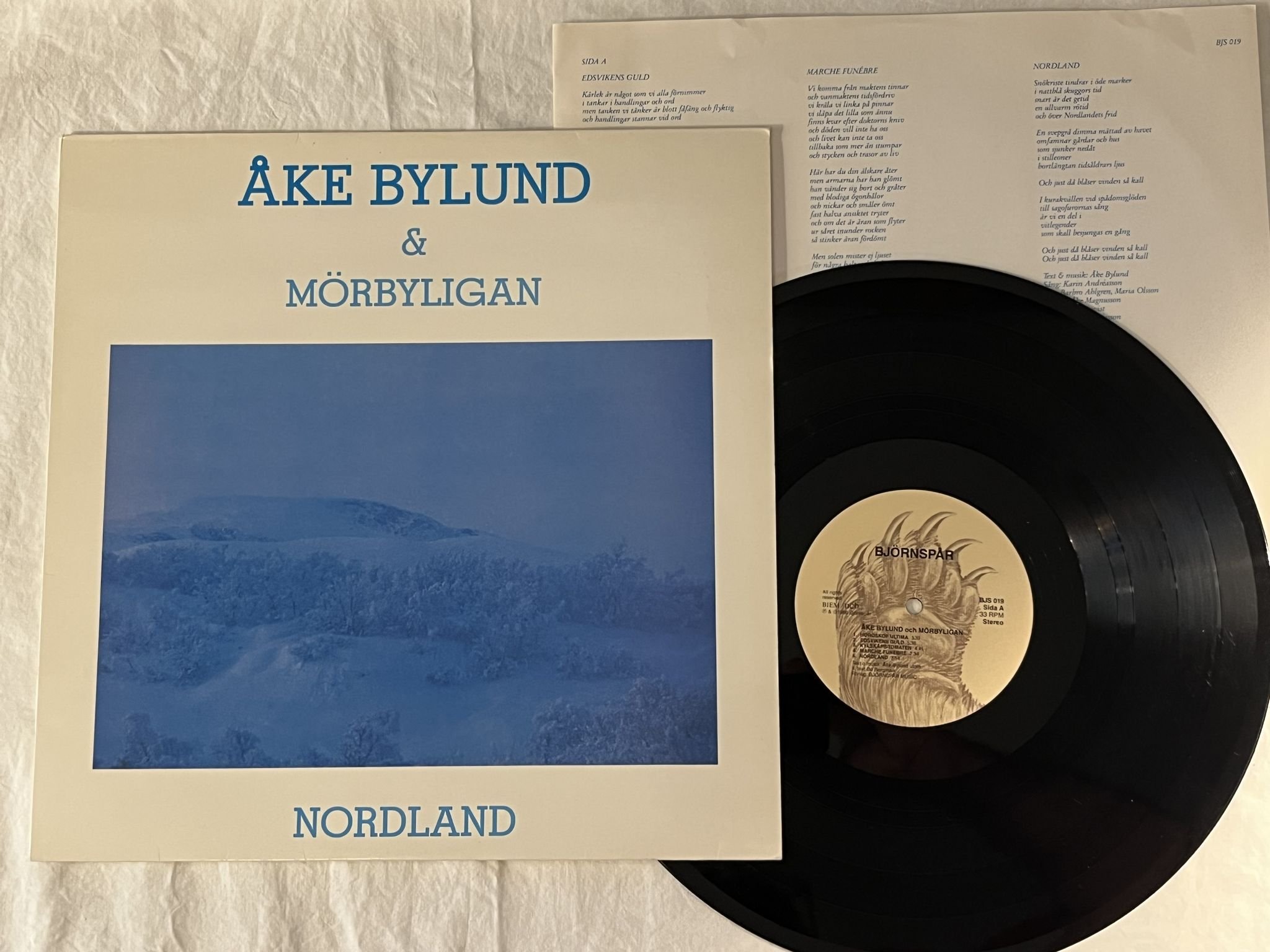 Omslagsbild för skivan ÅKE BYLUND & MÖRBYLIGEN Nordland LP -86 björnspår BJS 019