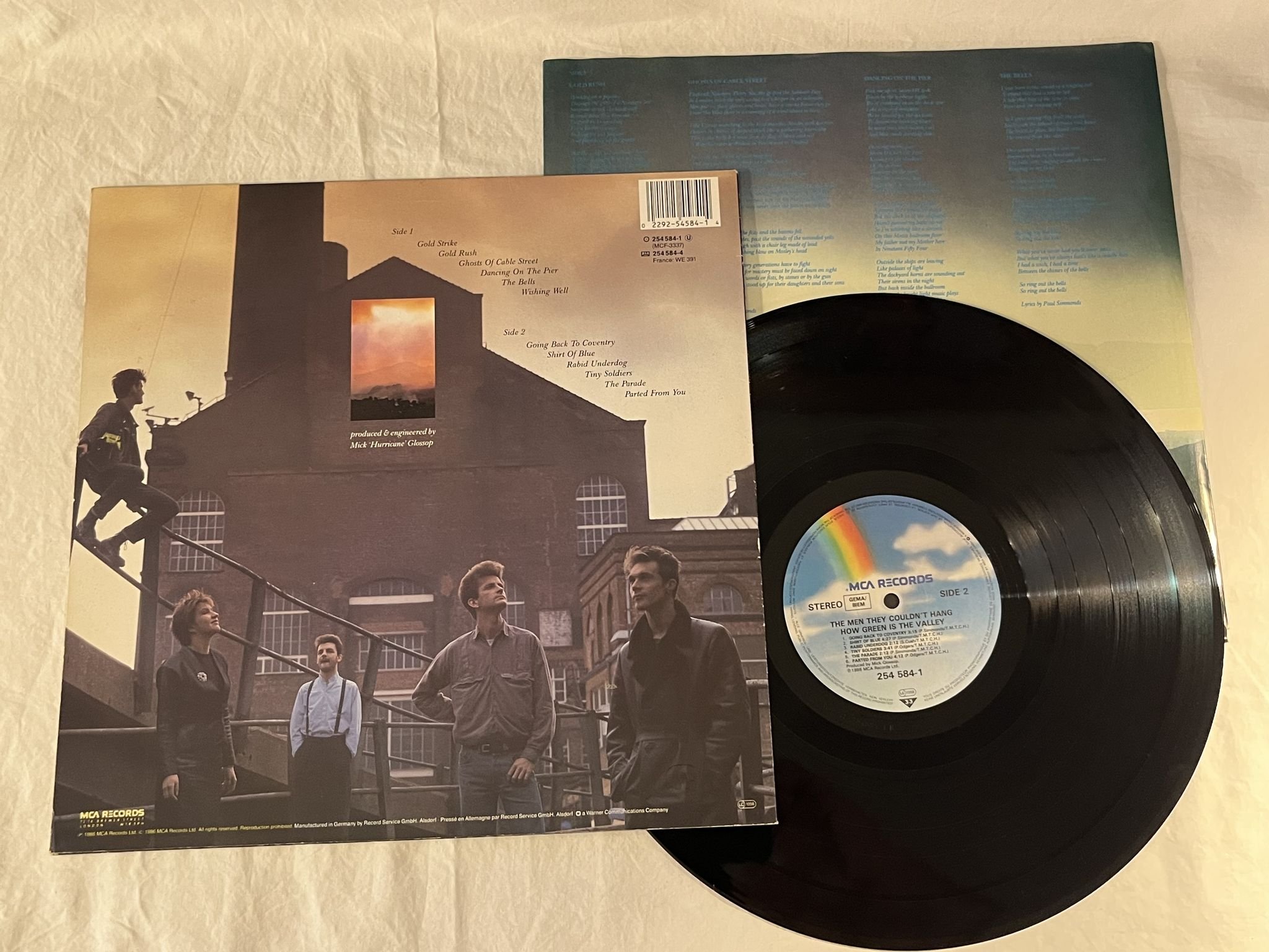 Omslagsbild för skivan The Men They Couldn't Hang – How Green Is The Valley LP -87 MCA * Signed Cover