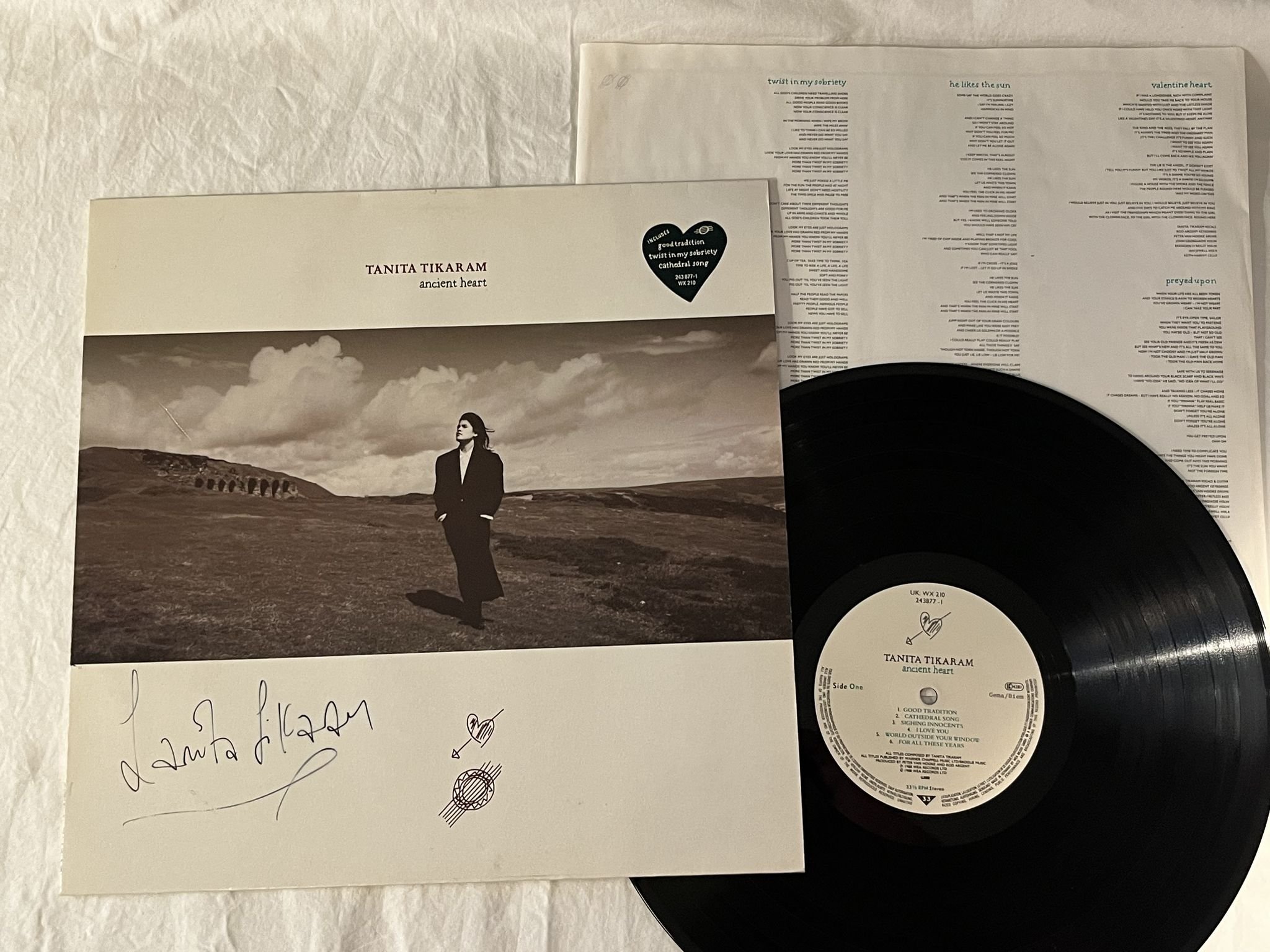 Omslagsbild för skivan TANITA TIKARAM ancient heart LP -88 WEA 243877-1 ** Signed Cover **