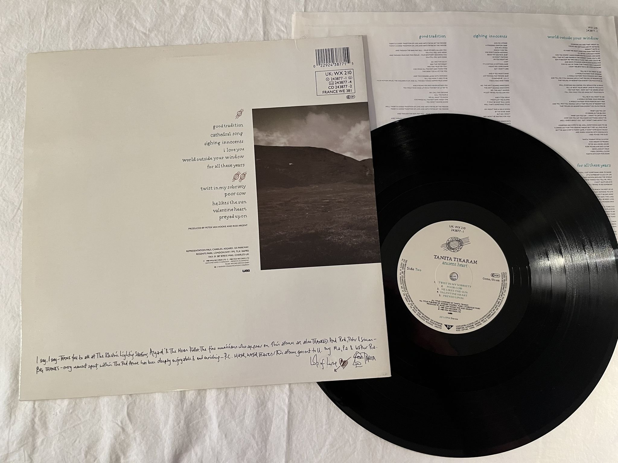 Omslagsbild för skivan TANITA TIKARAM ancient heart LP -88 WEA 243877-1 ** Signed Cover **