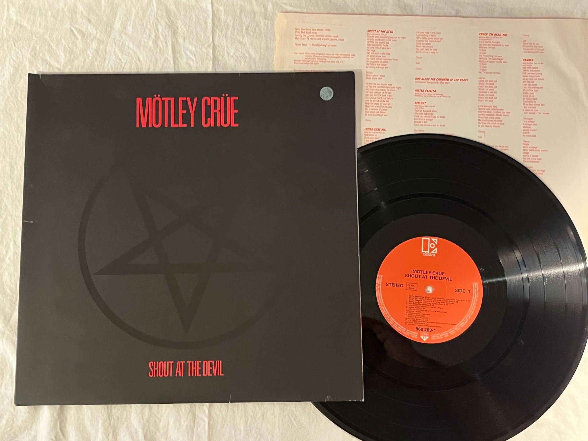 Omslagsbild för skivan MÖTLEY CRÜE Shout At The Devil LP -83 ELEKTRA 96 0289-1